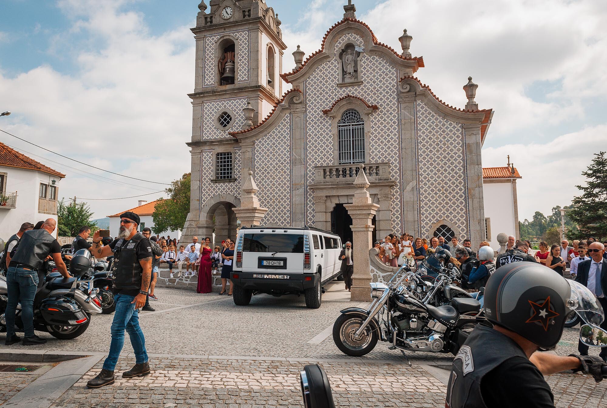 Limousine na entrada da igreja