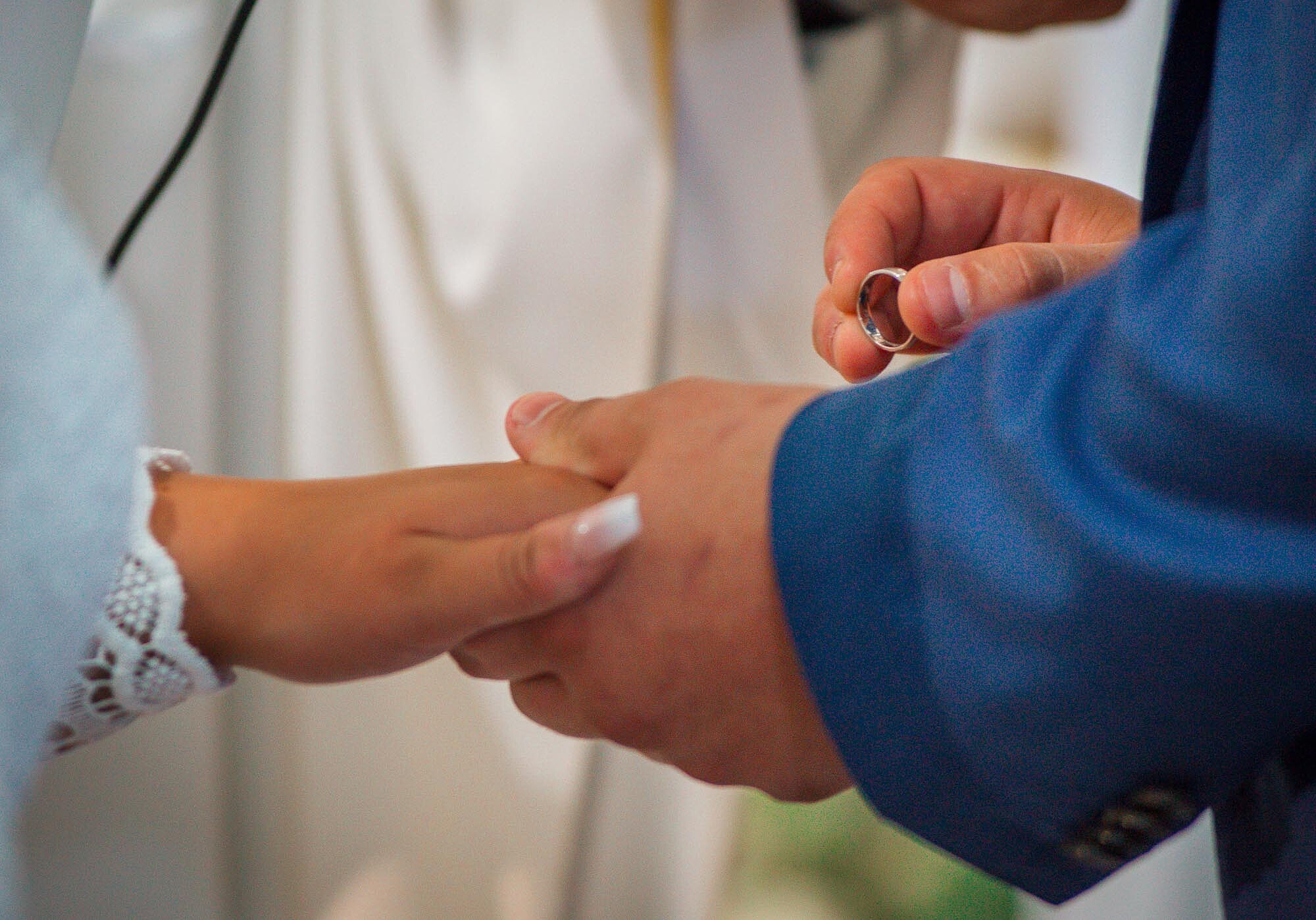 Homem a colocar o anel no dedo da Noiva