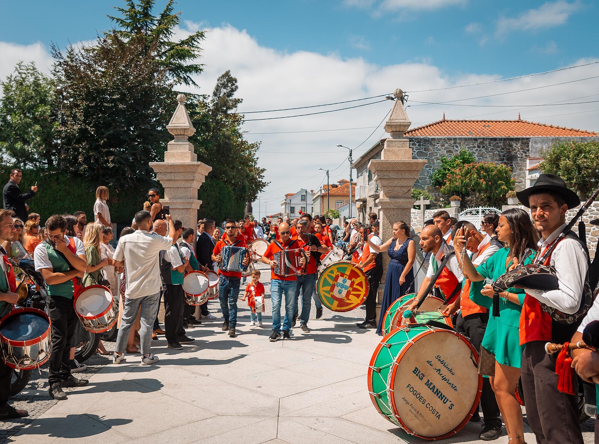 Banda na entrada da igreja