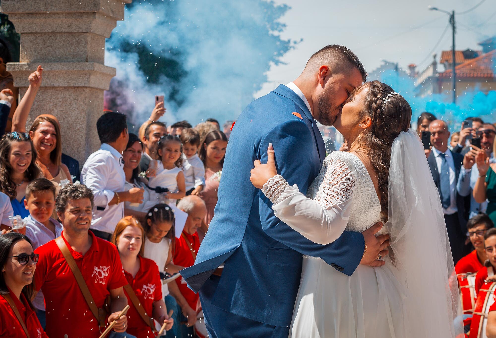 Beijo do casal da saída da igreja