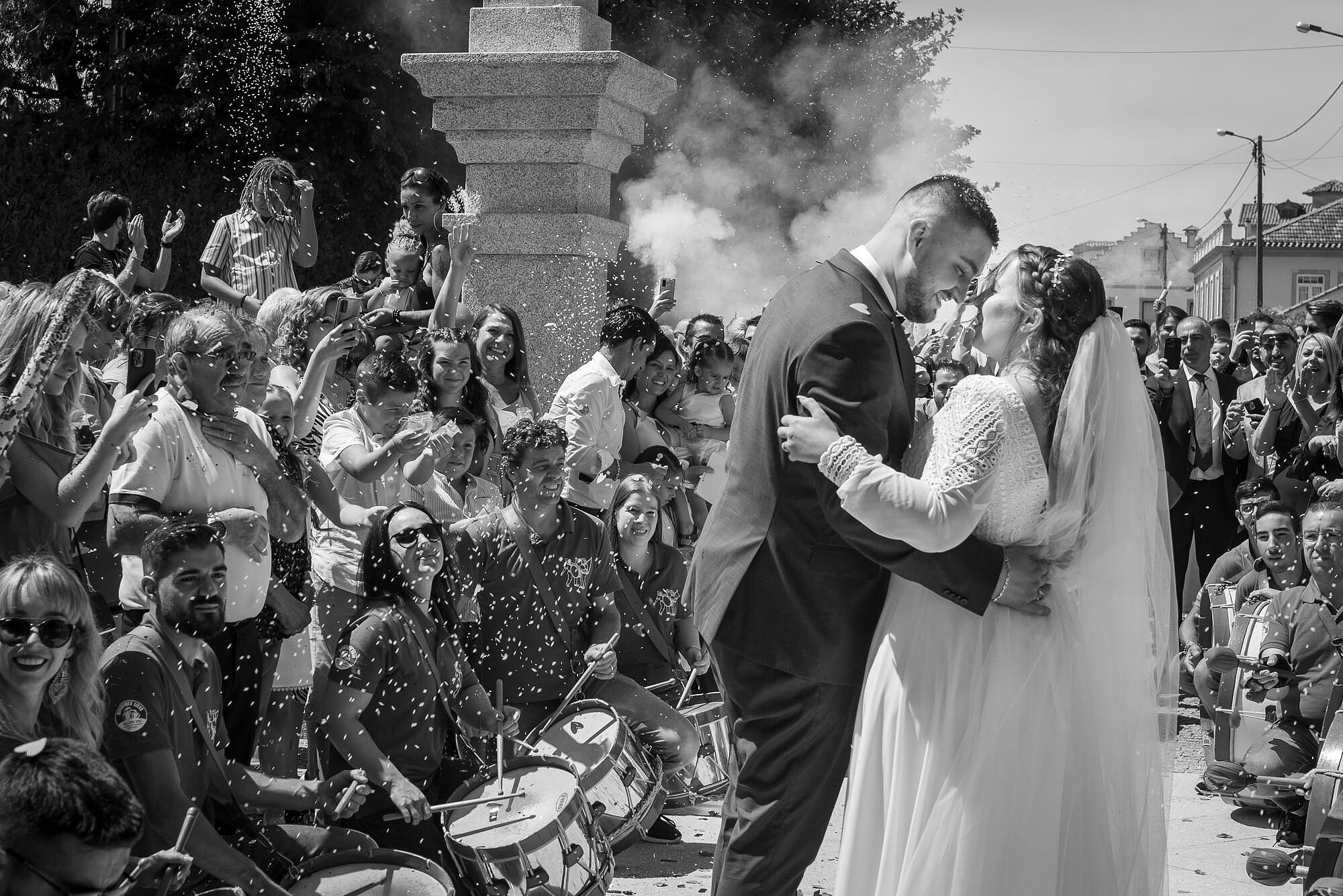 Casal com a cabeça encostada uma na outra