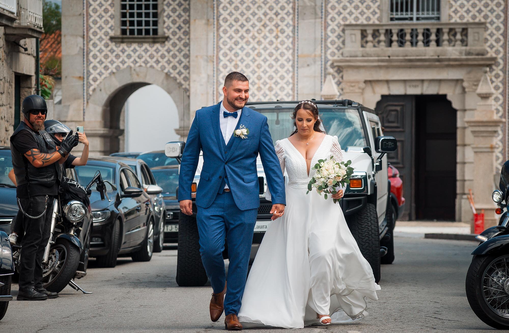 Casal a caminhar na estrada
