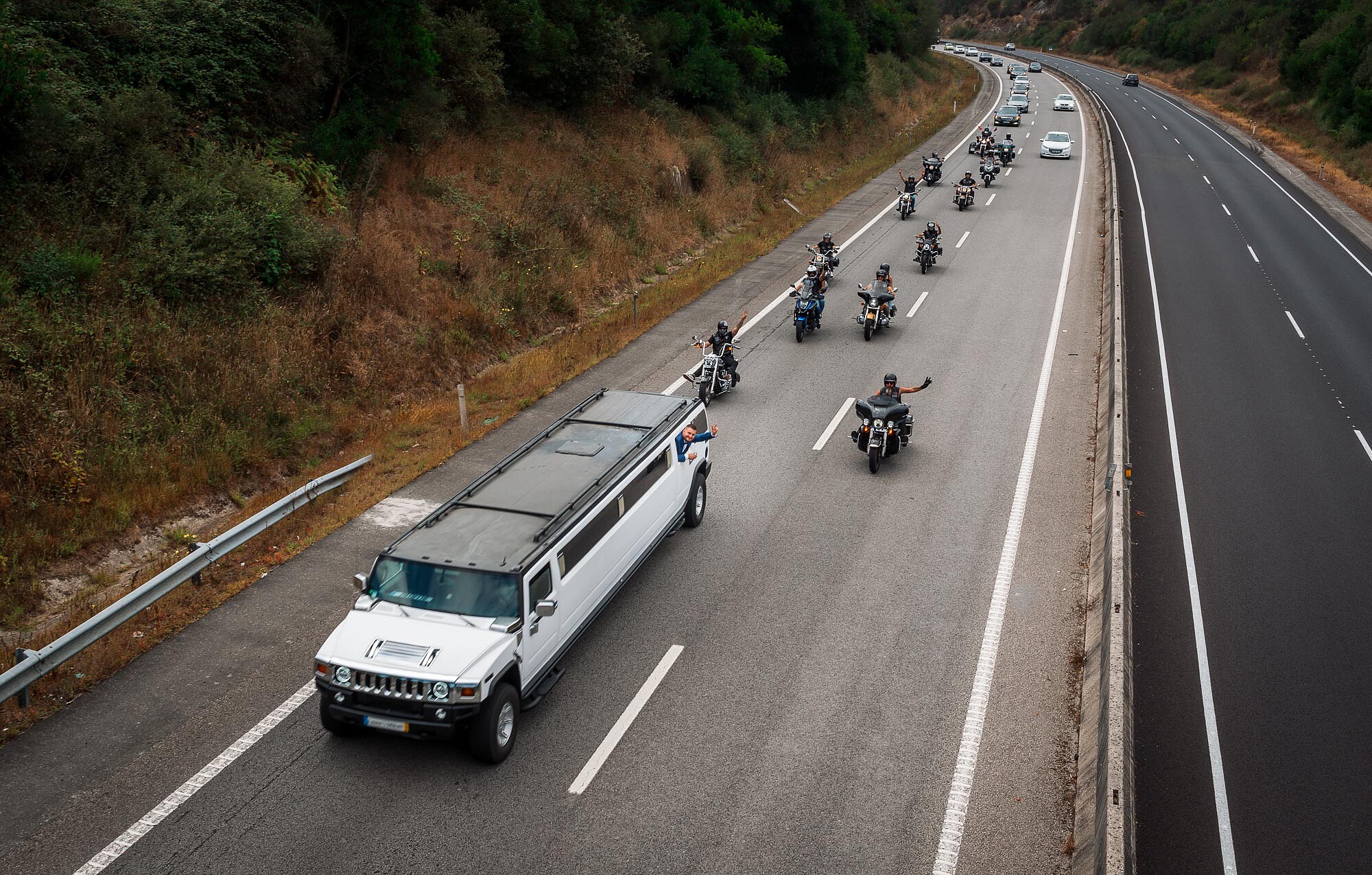Casal a irem para a quinta com os convidados