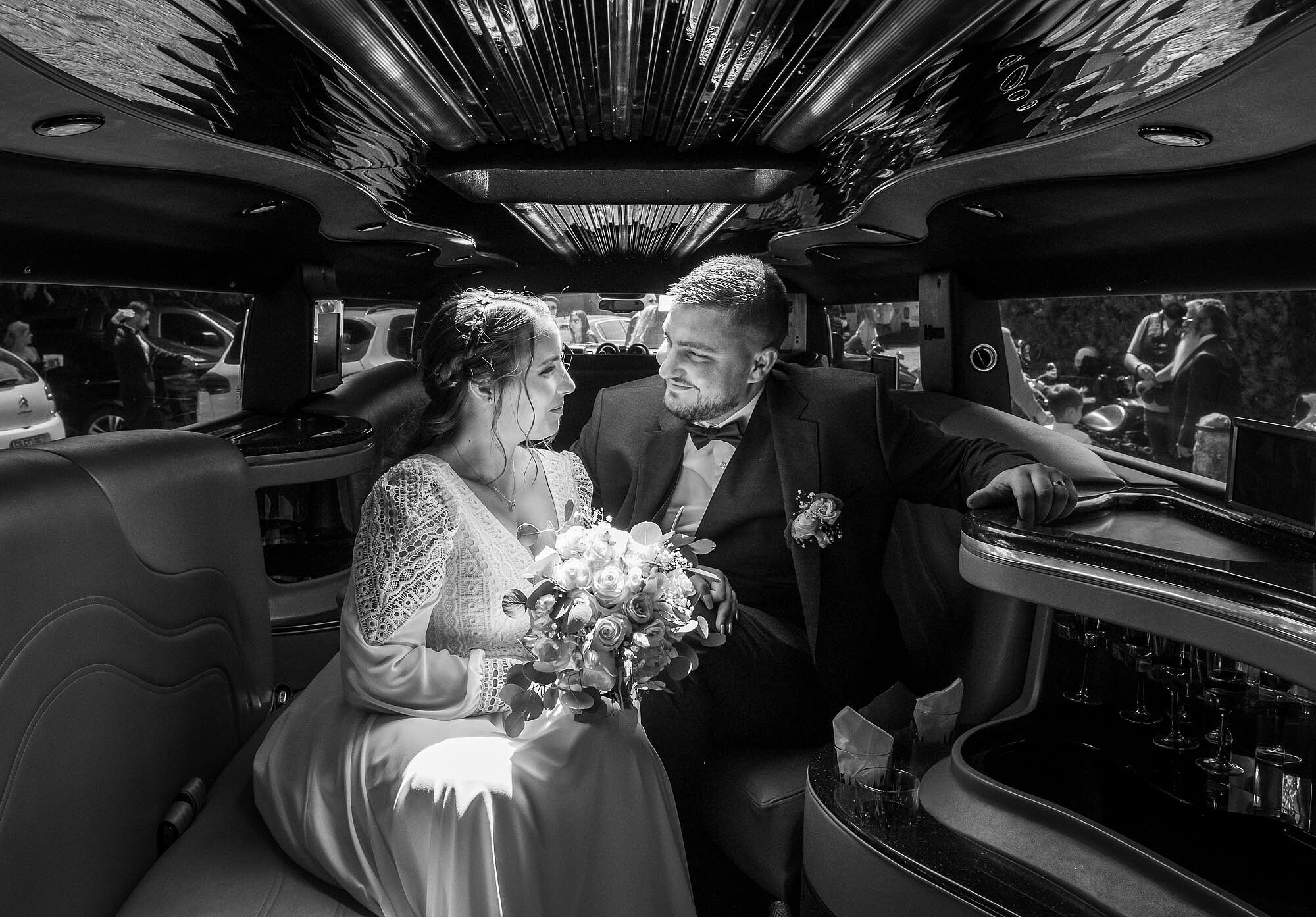 Casal dentro da Limousine