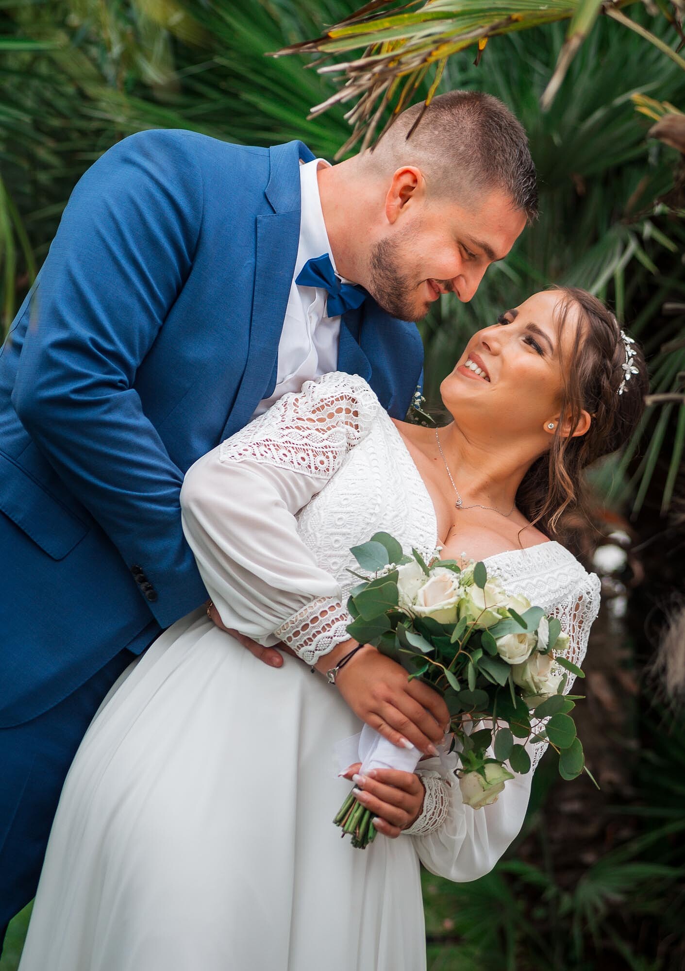 Casal a fazer pose à beira dos arbustos 