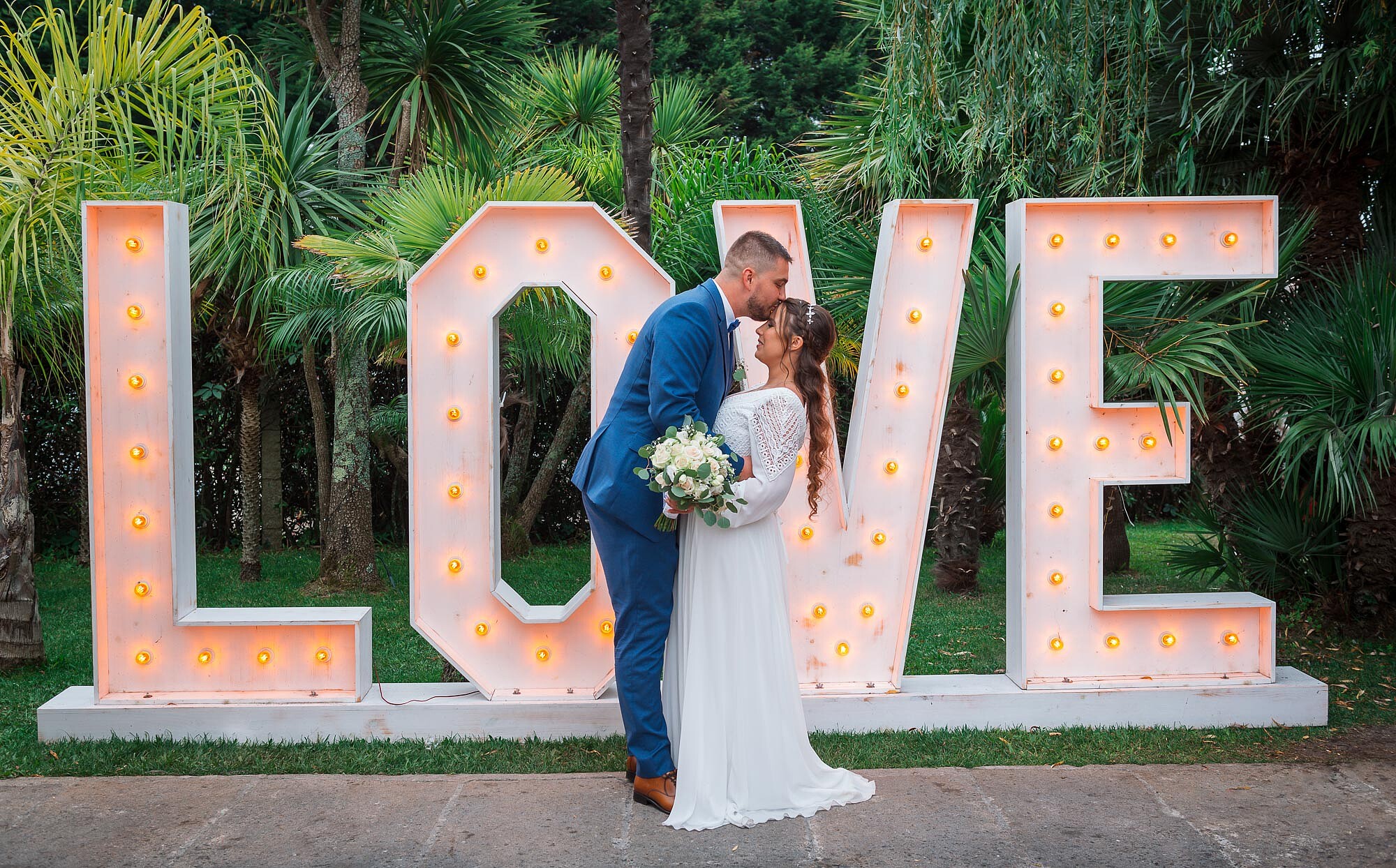 Homem a dar um beijo na testa da Esposa