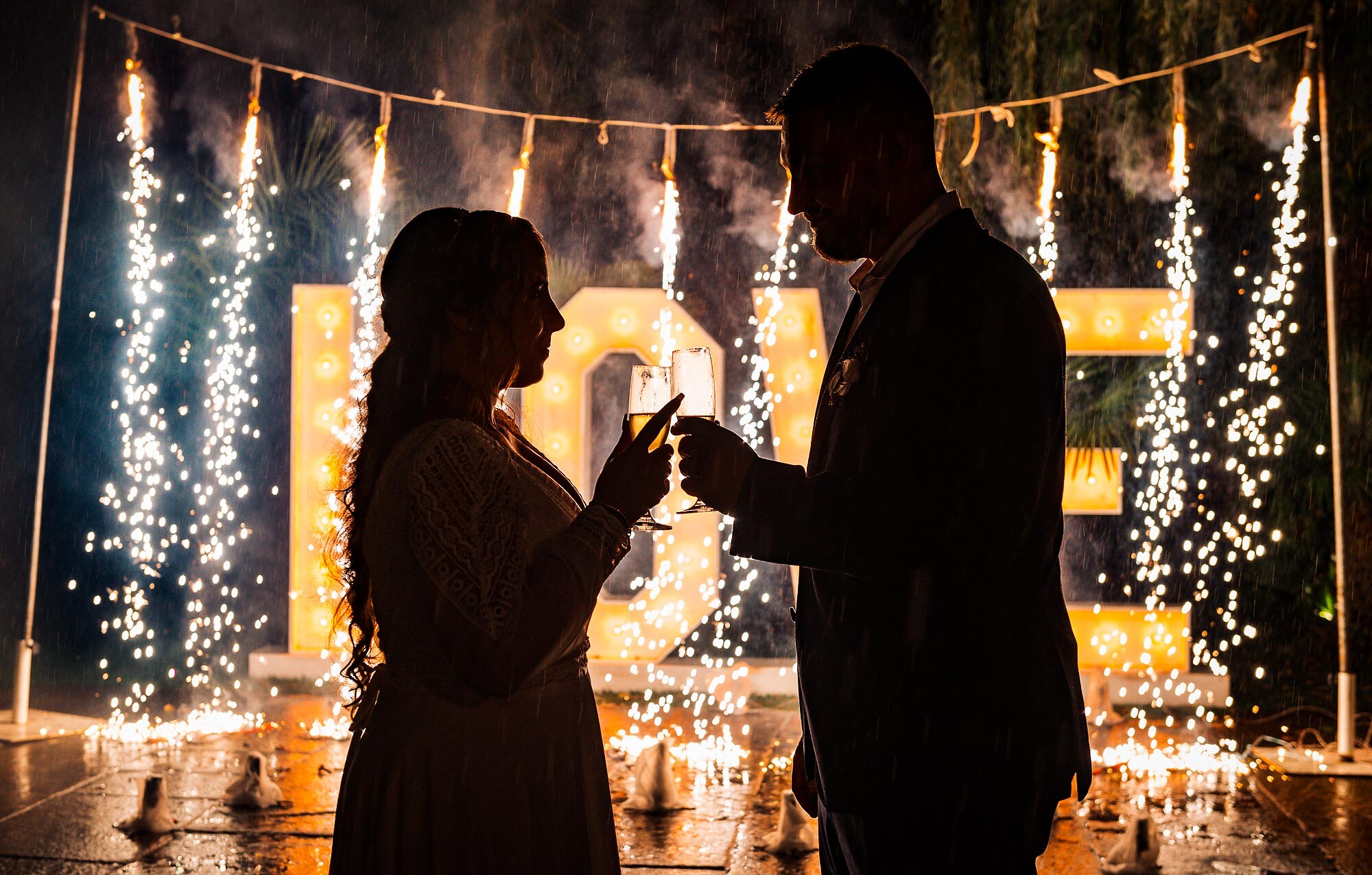 Casal a fazer o brinde