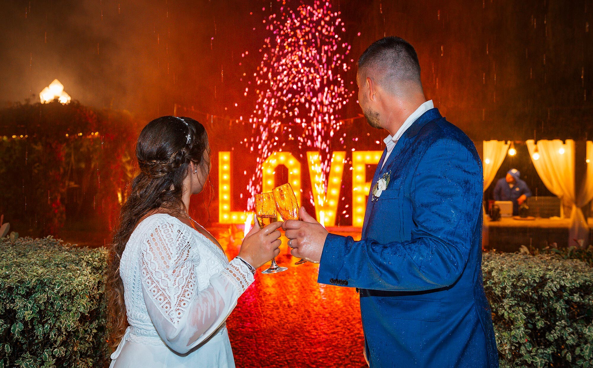 Casal a ver os fogos de artificio 