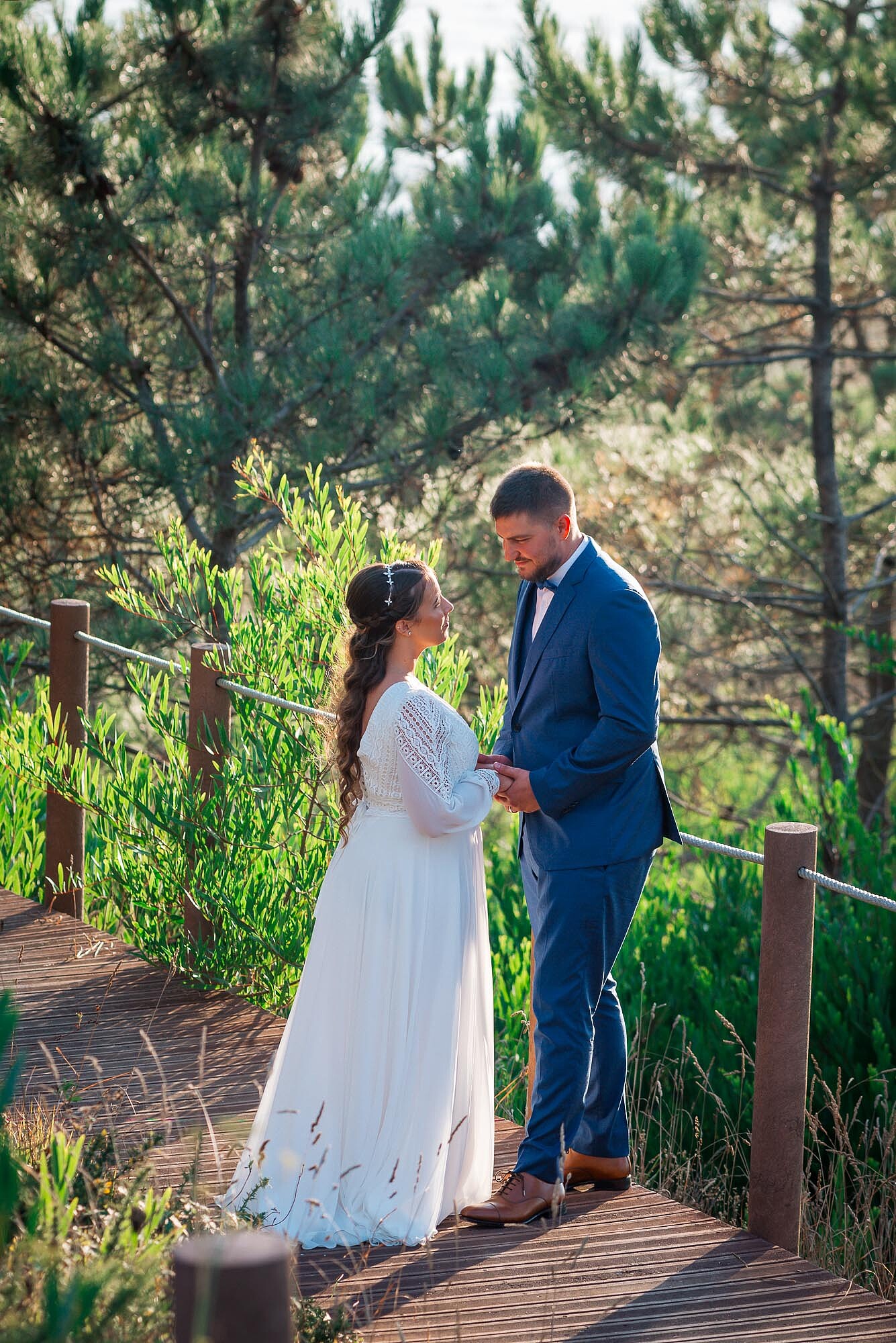 Pós Casamento :: Casal a olhar um para o outro apaixonadamente e a dar as mãos