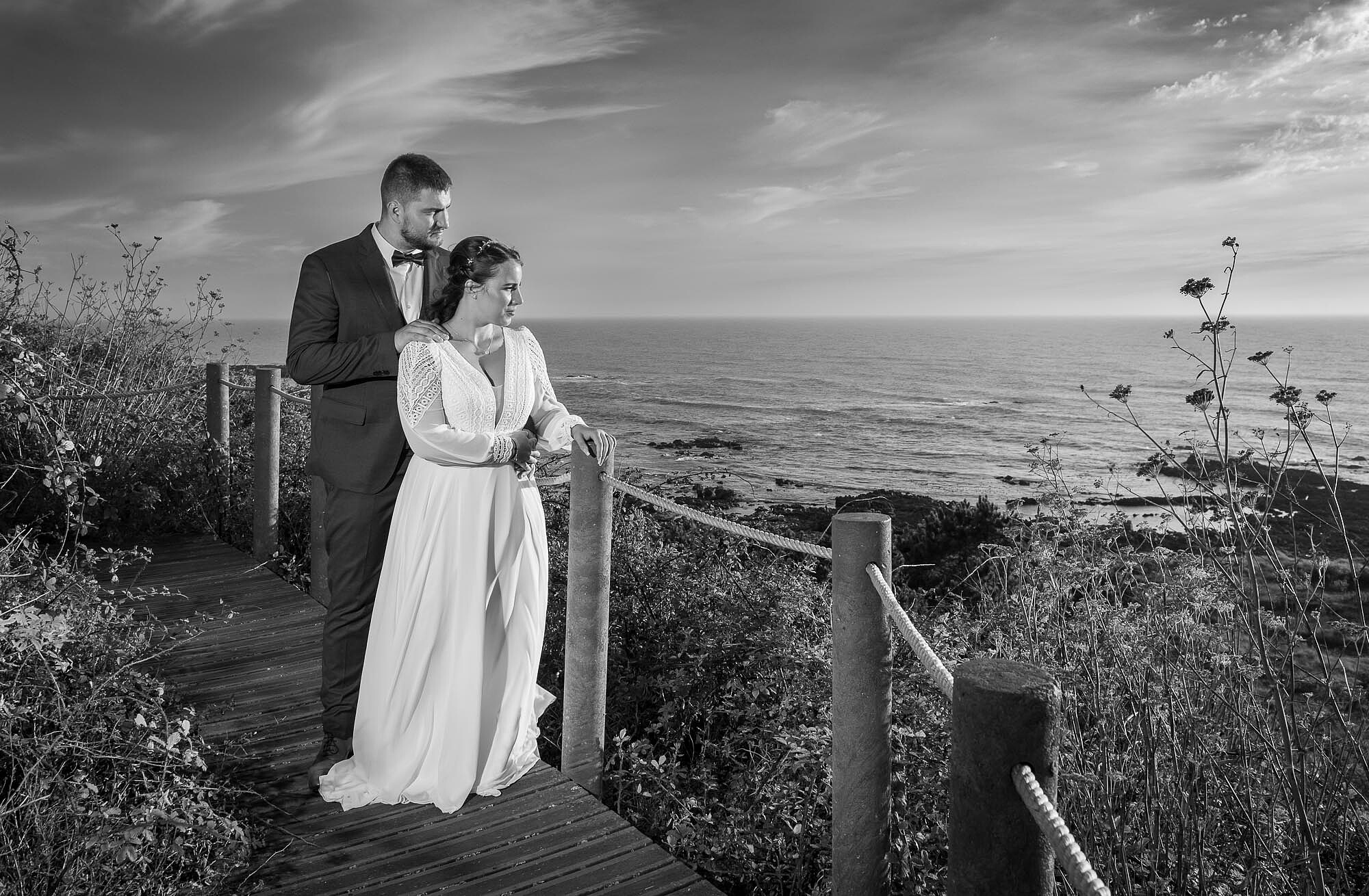 Pós Casamento :: Casal a olhar para a vista do mar