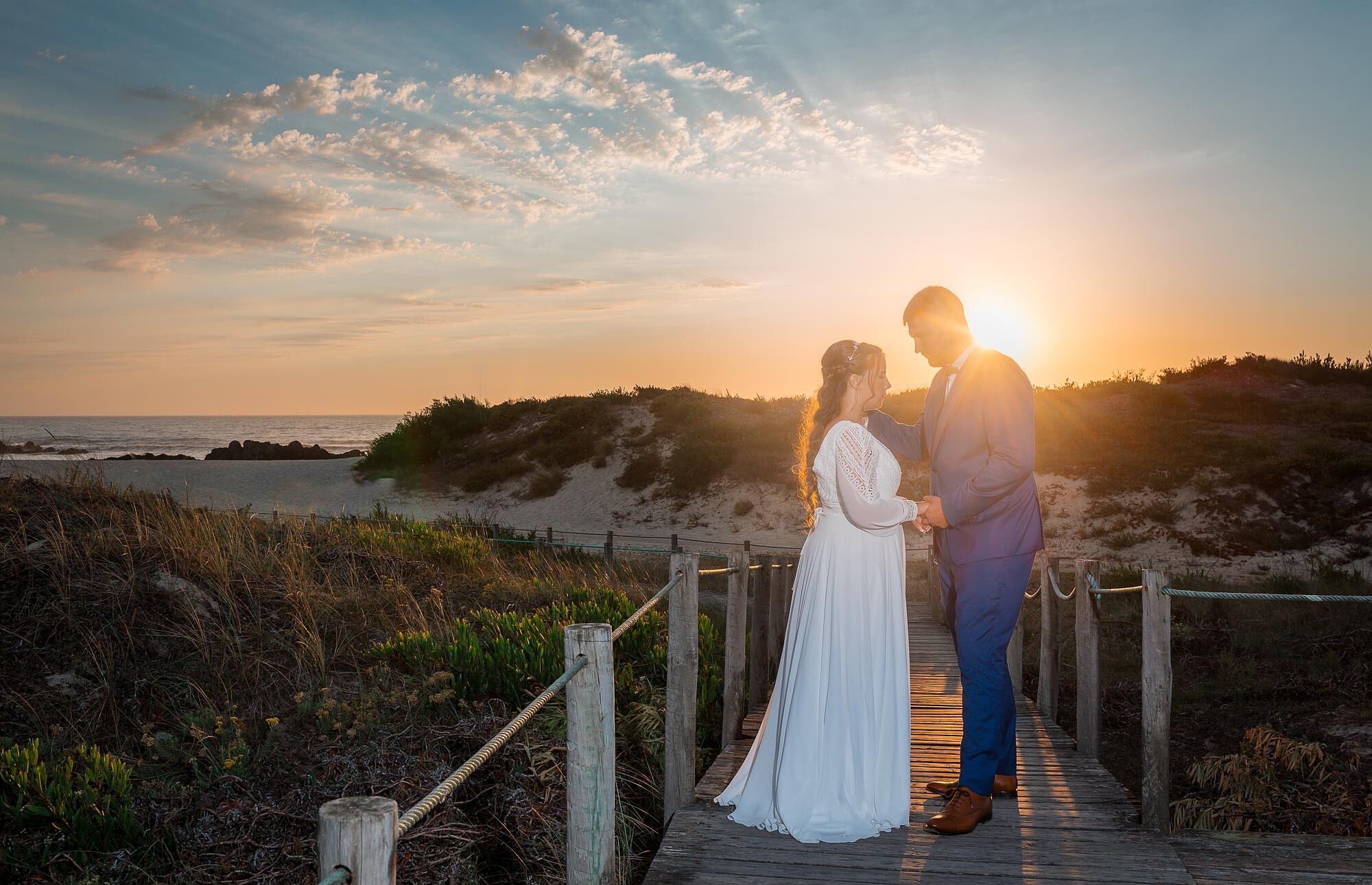 Pós Casamento :: Casal a darem as mãos a beira da praia