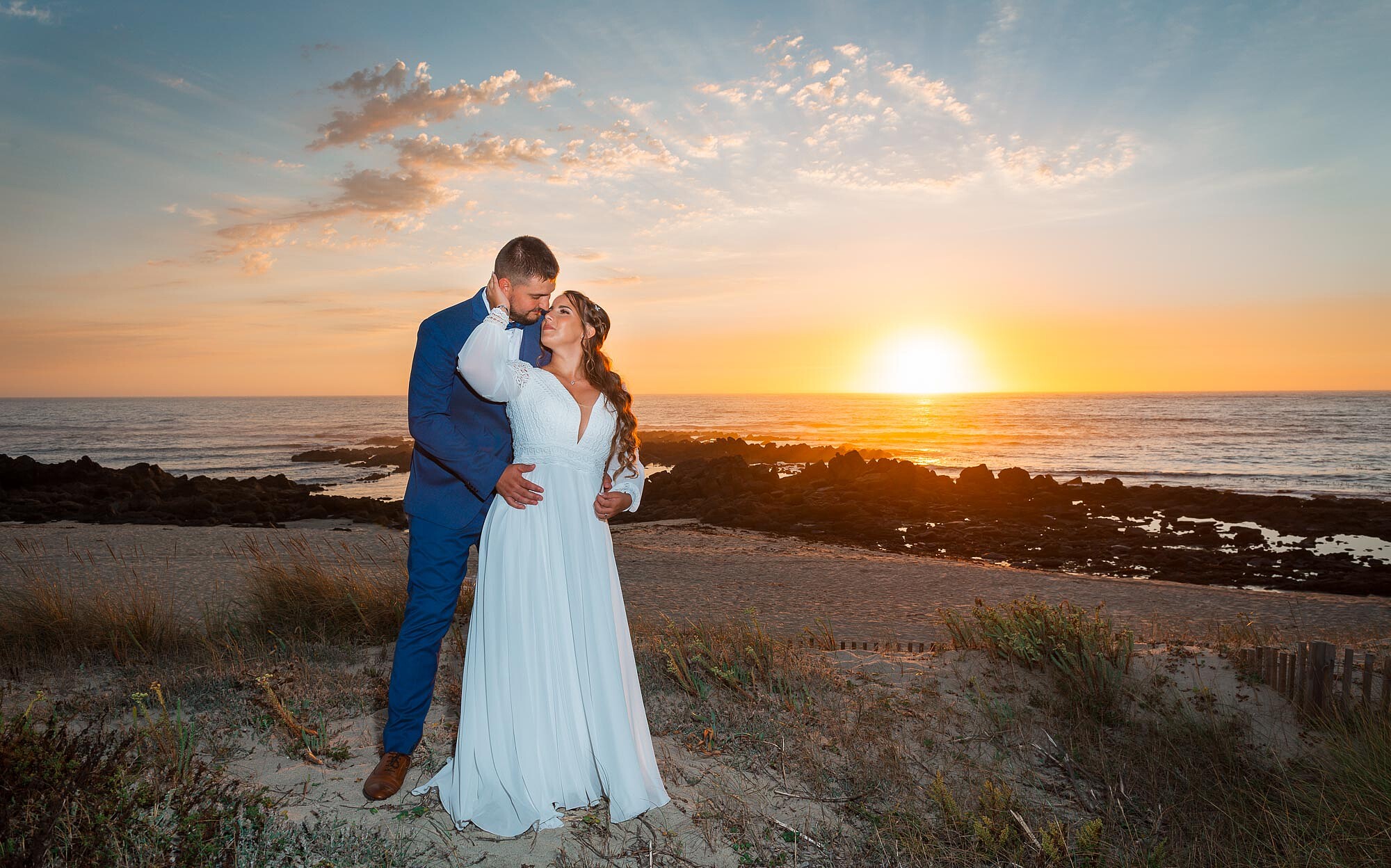 Pós Casamento :: Mulher a segurar na cara do Esposo enquanto ele segura ela pela a cintura