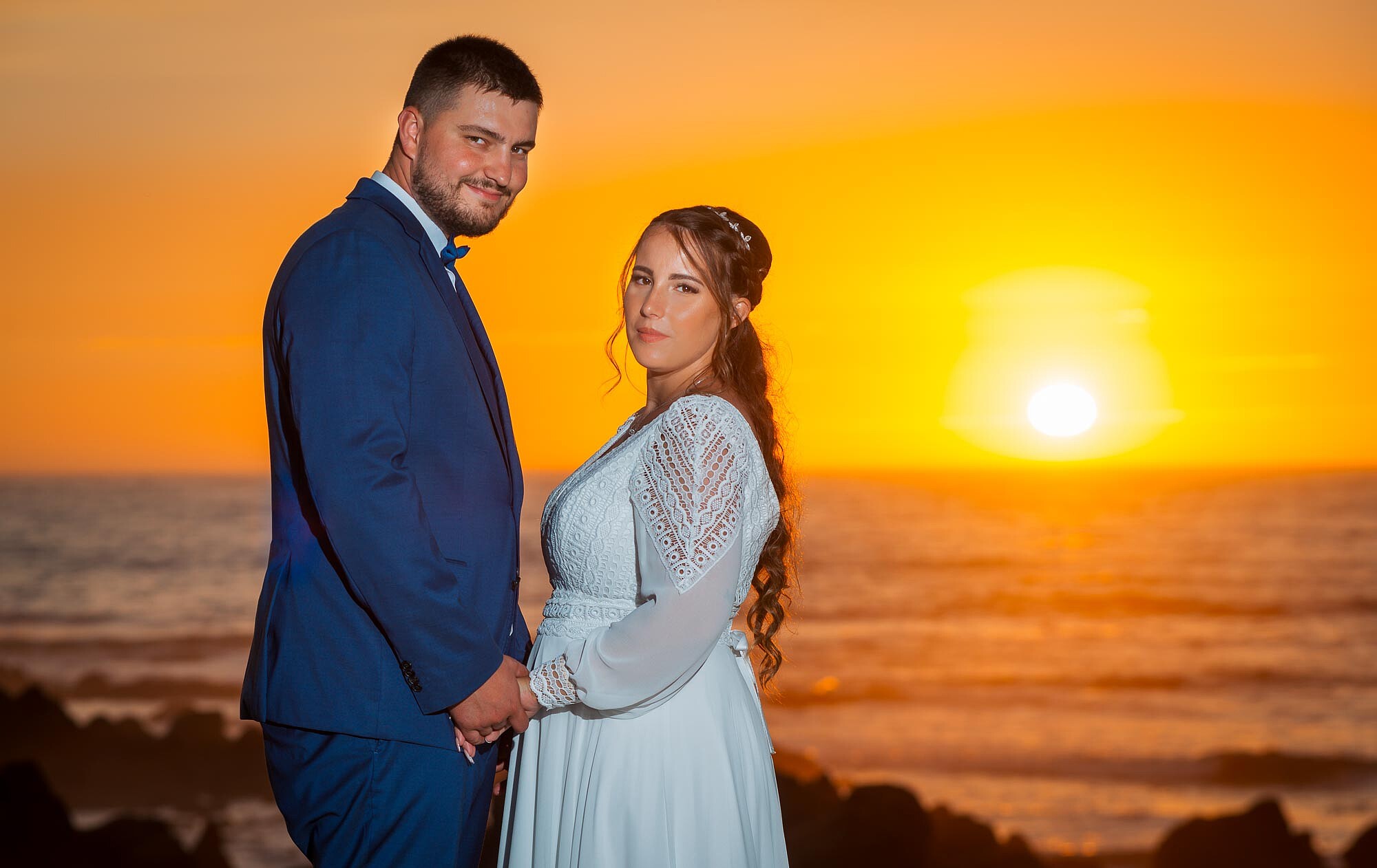 Pós Casamento :: Casal na praia ao por do sol a dar as mãos