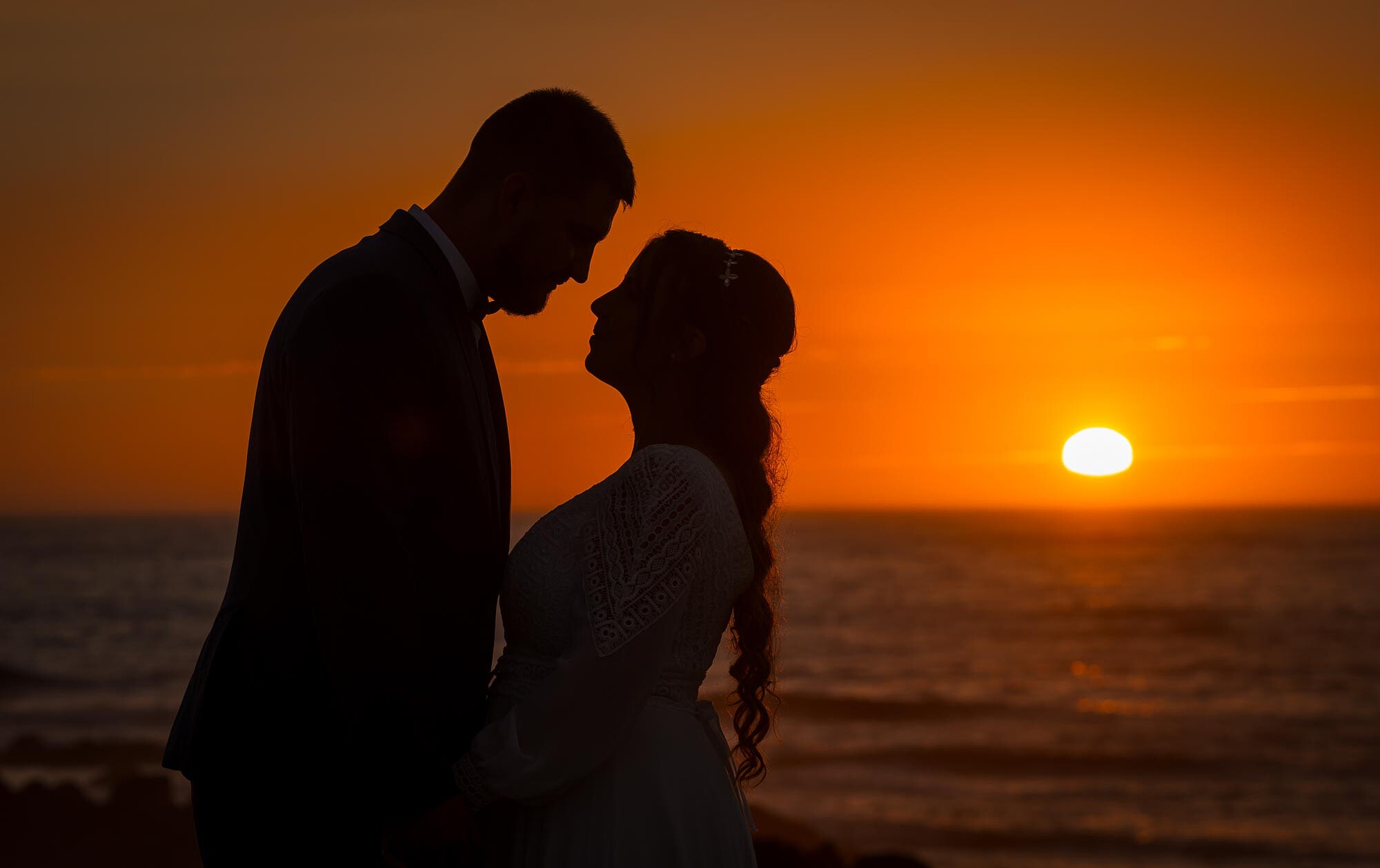Pós Casamento :: Casal contra a luz do sol