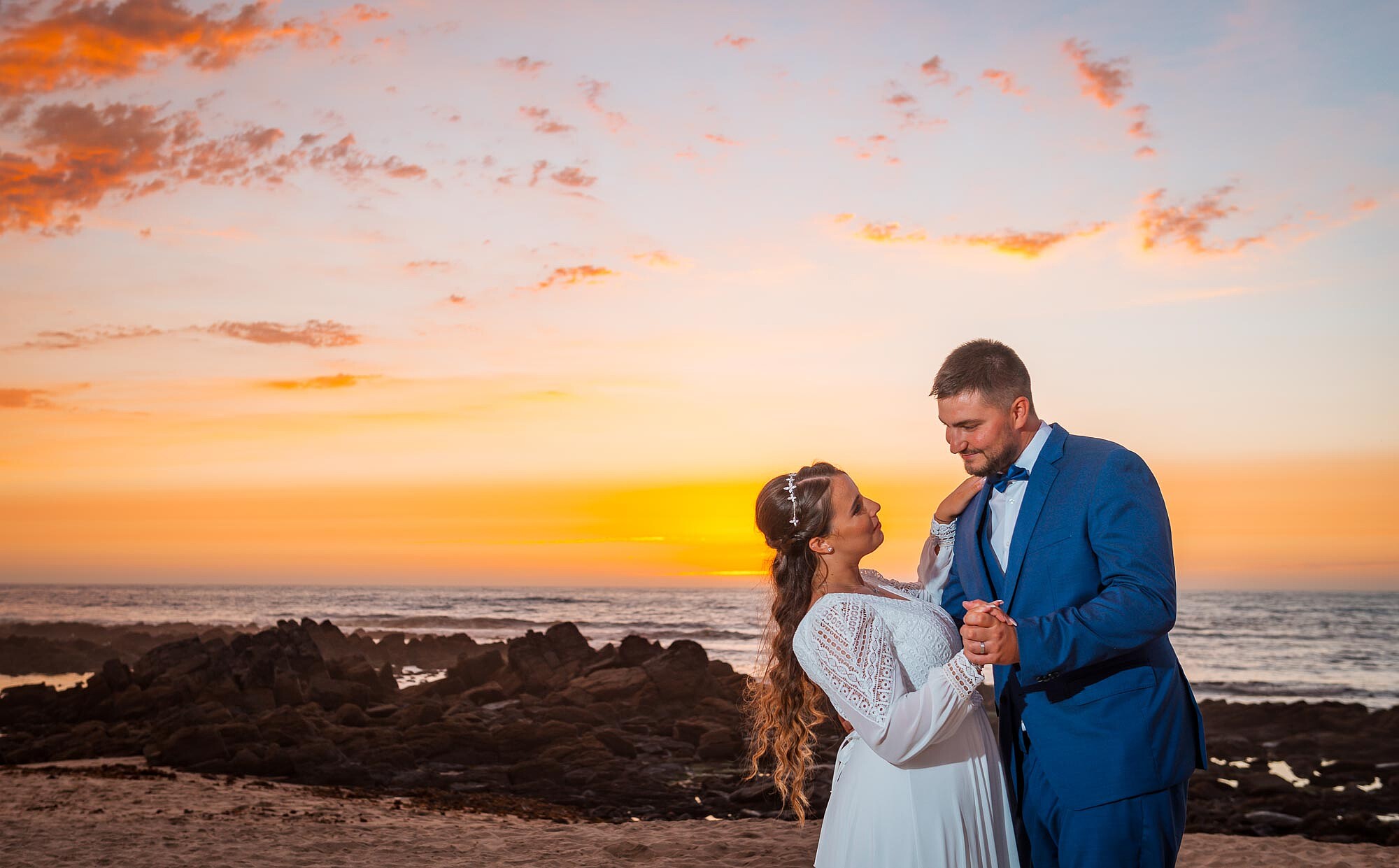 Pós Casamento :: Casal a dançar na praia