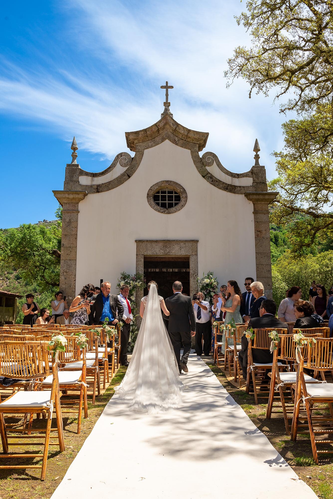 Noiva a entrar na igreja