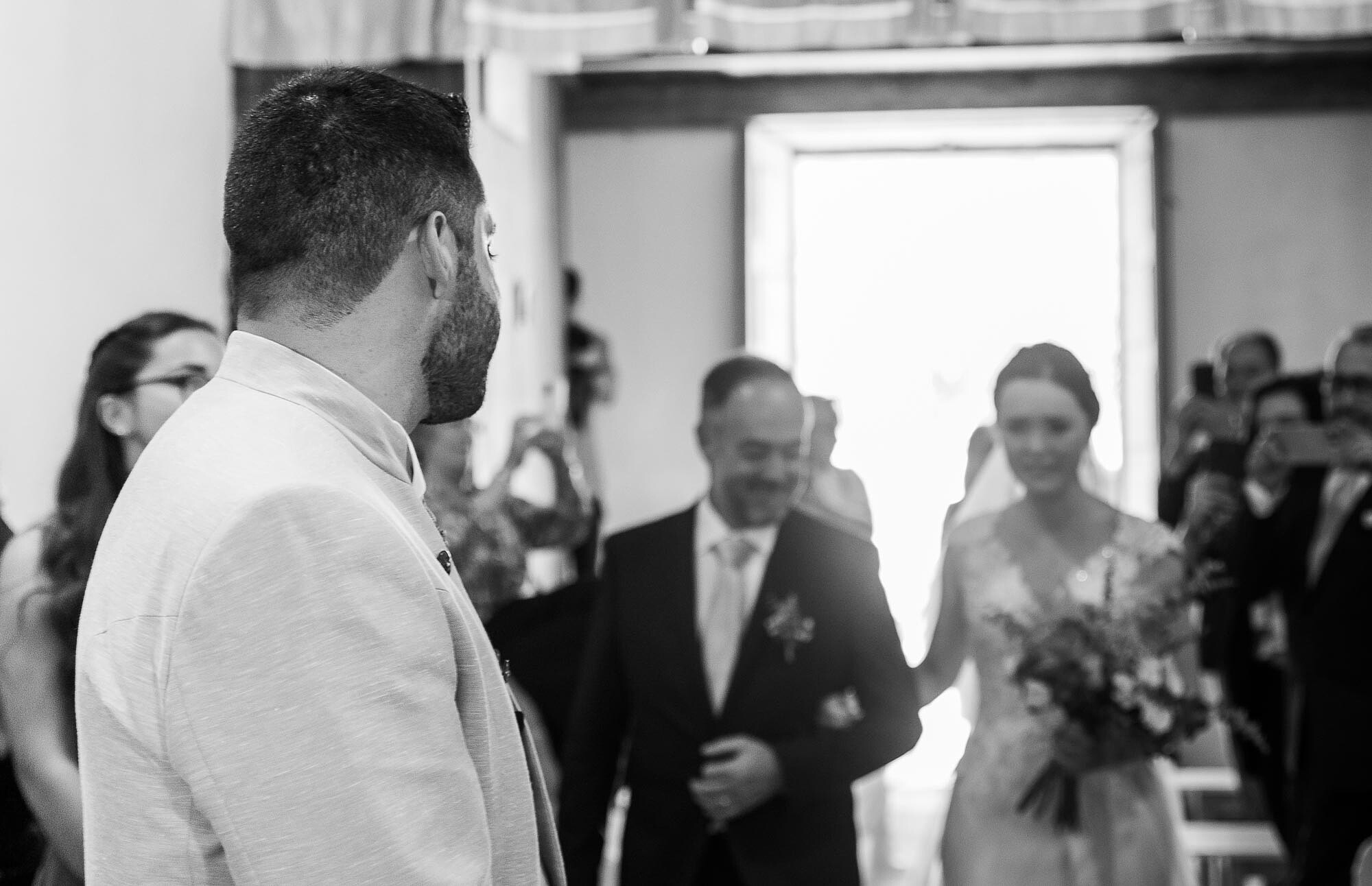 Noivo a ver a noiva pela a primeira vez com o vestido