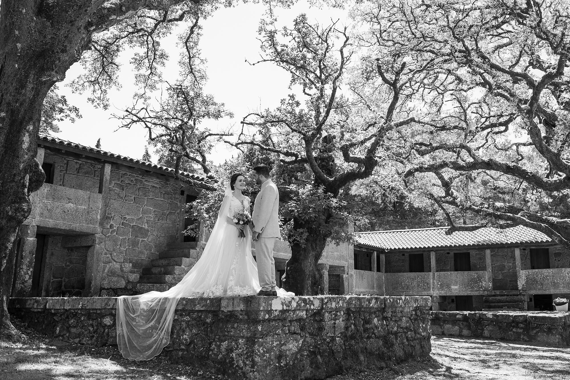 Mulher a segurar o buque enquanto olha para o Esposo