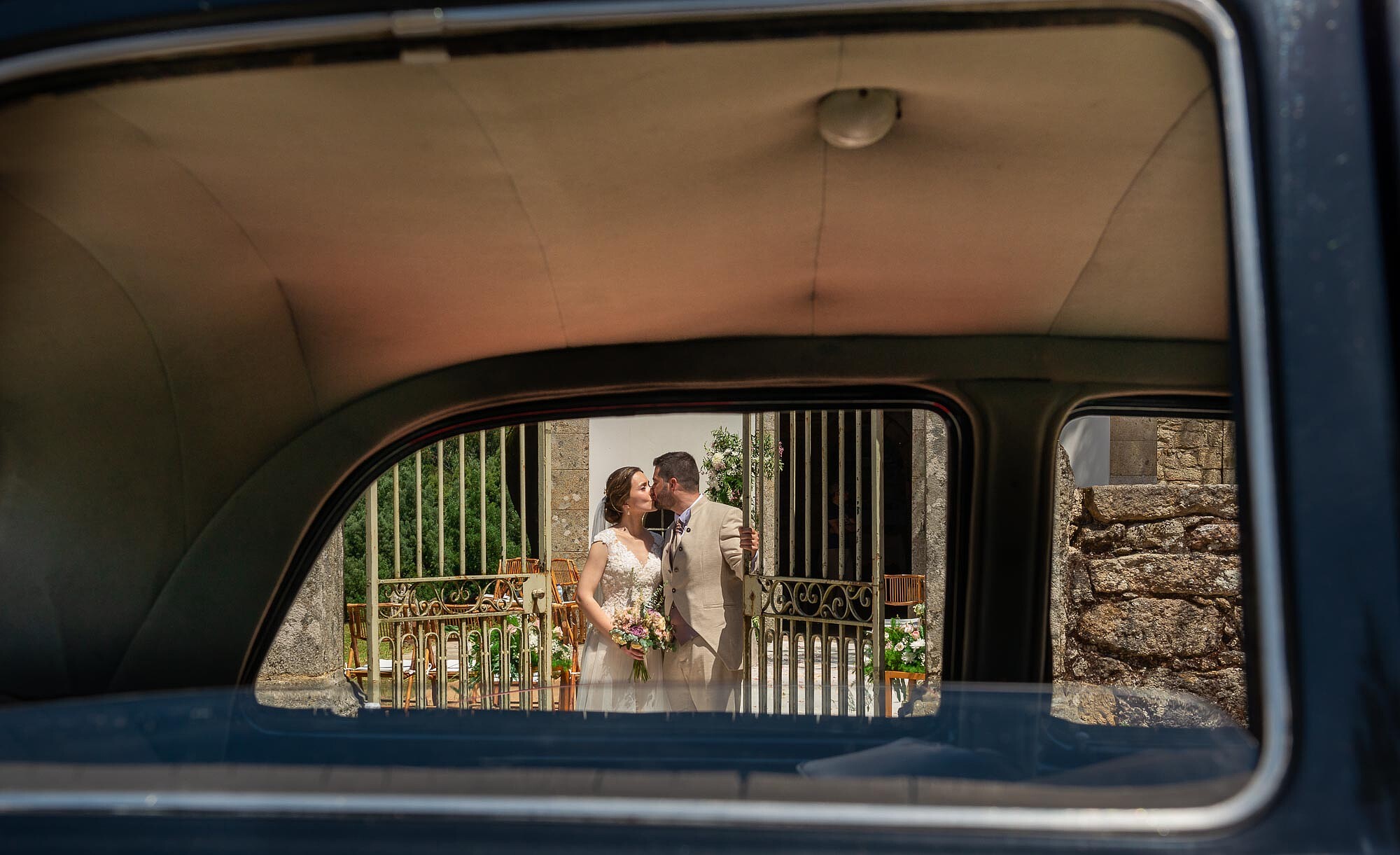 Casal fora do carro