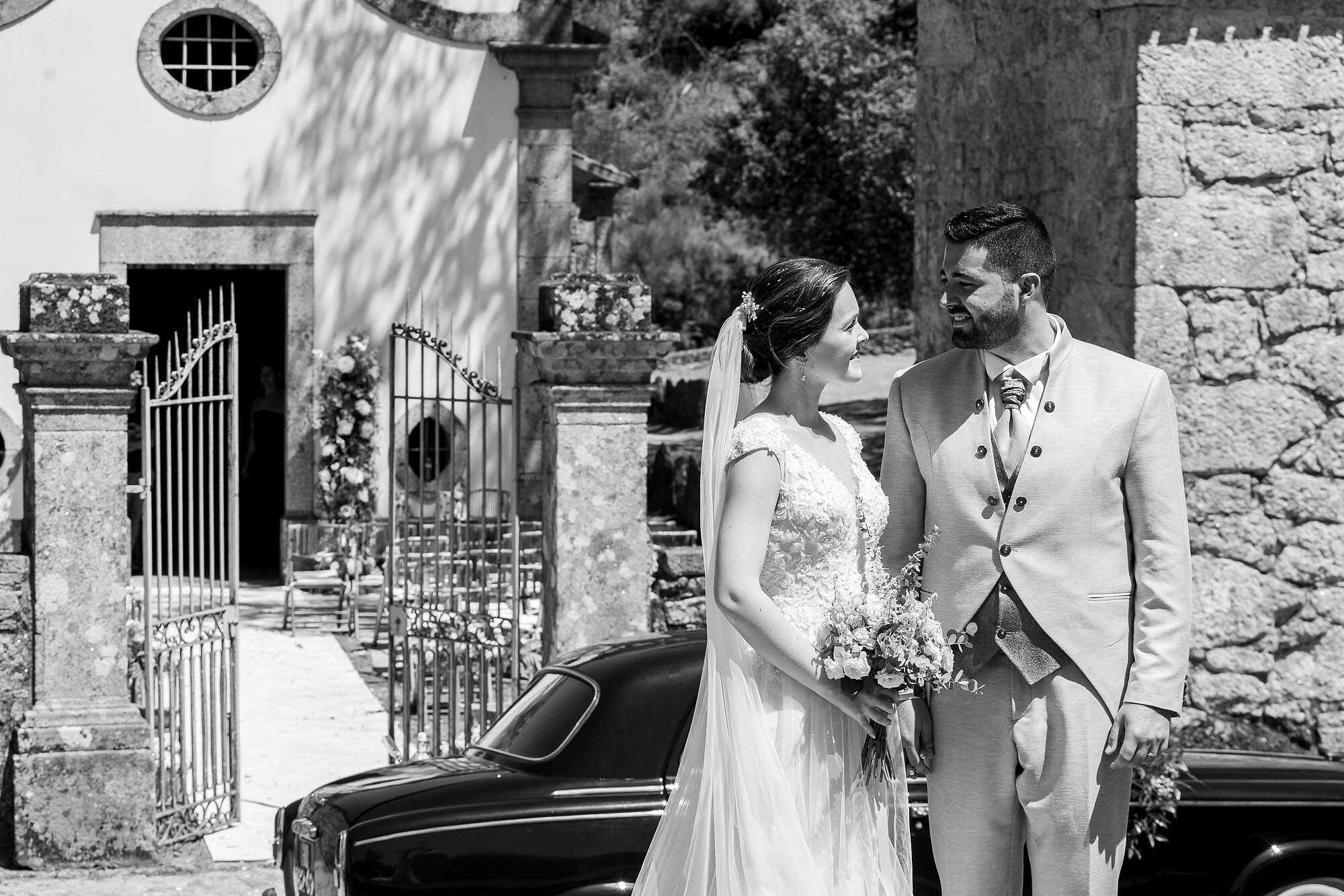 Casal encostados no carro
