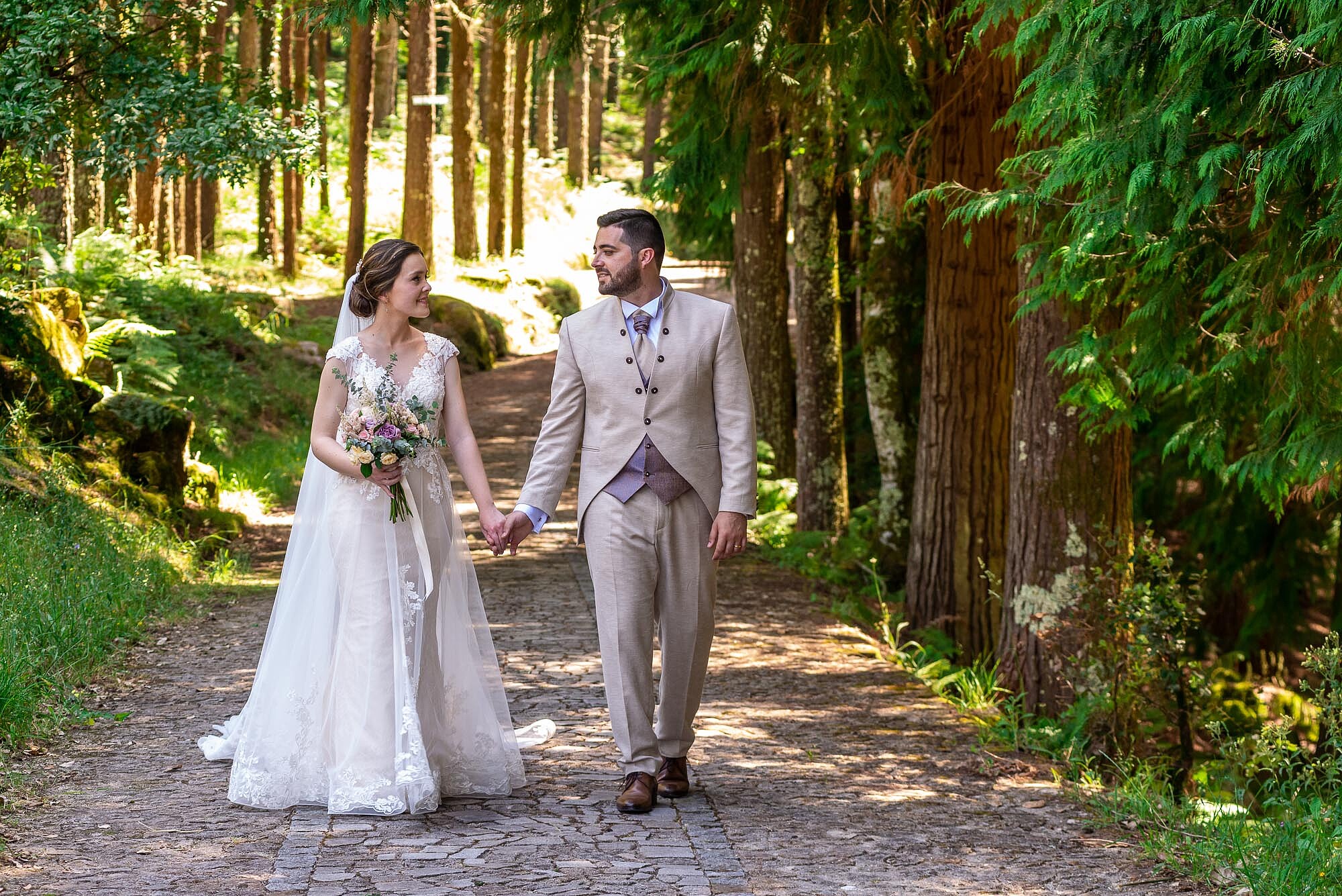 Casal a caminhar de mãos dadas
