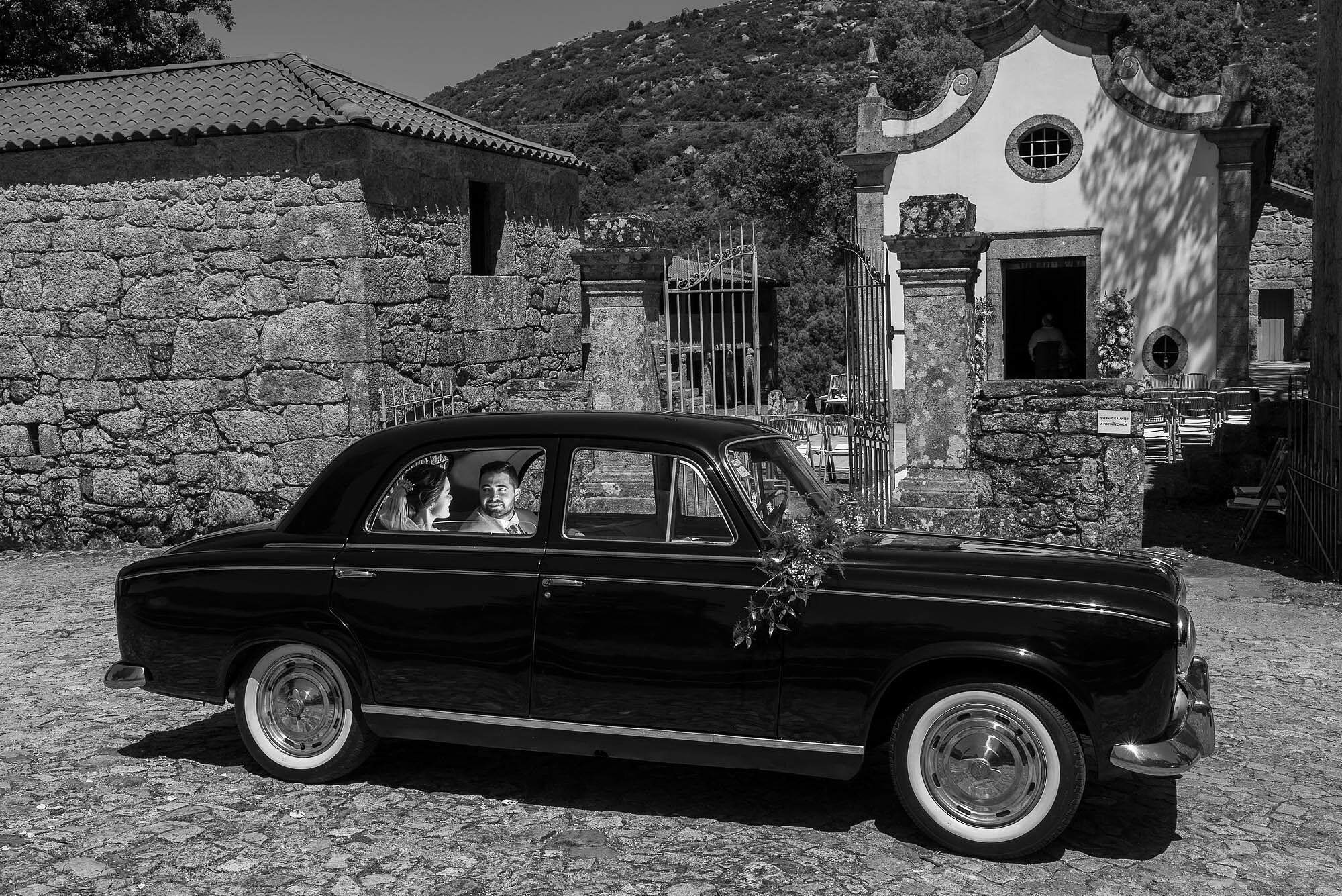 Casal dentro do carro