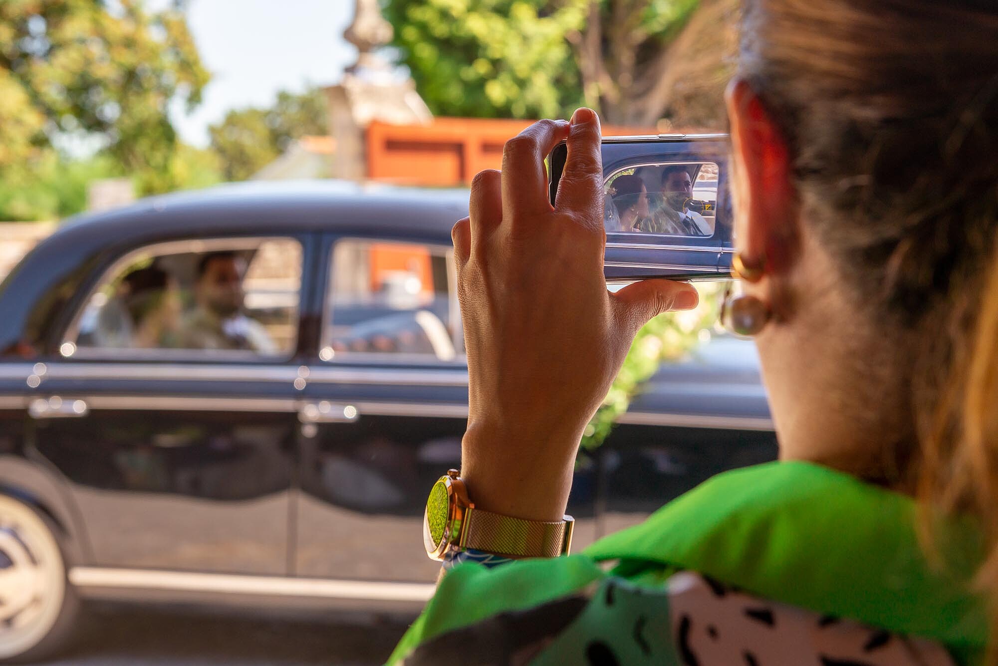 Mãe da Noiva a tirar foto do Casal no carro