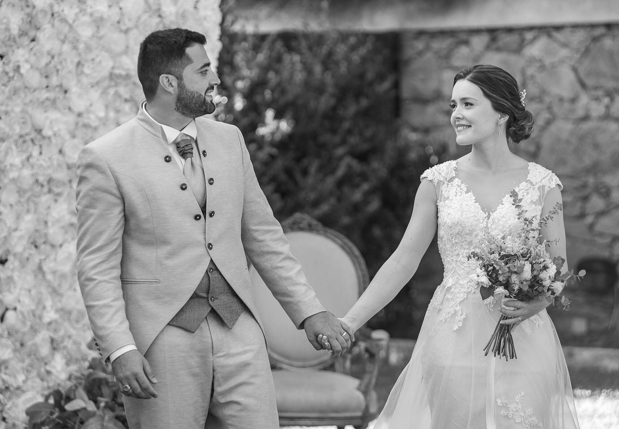 Casal a olhar um para o outro