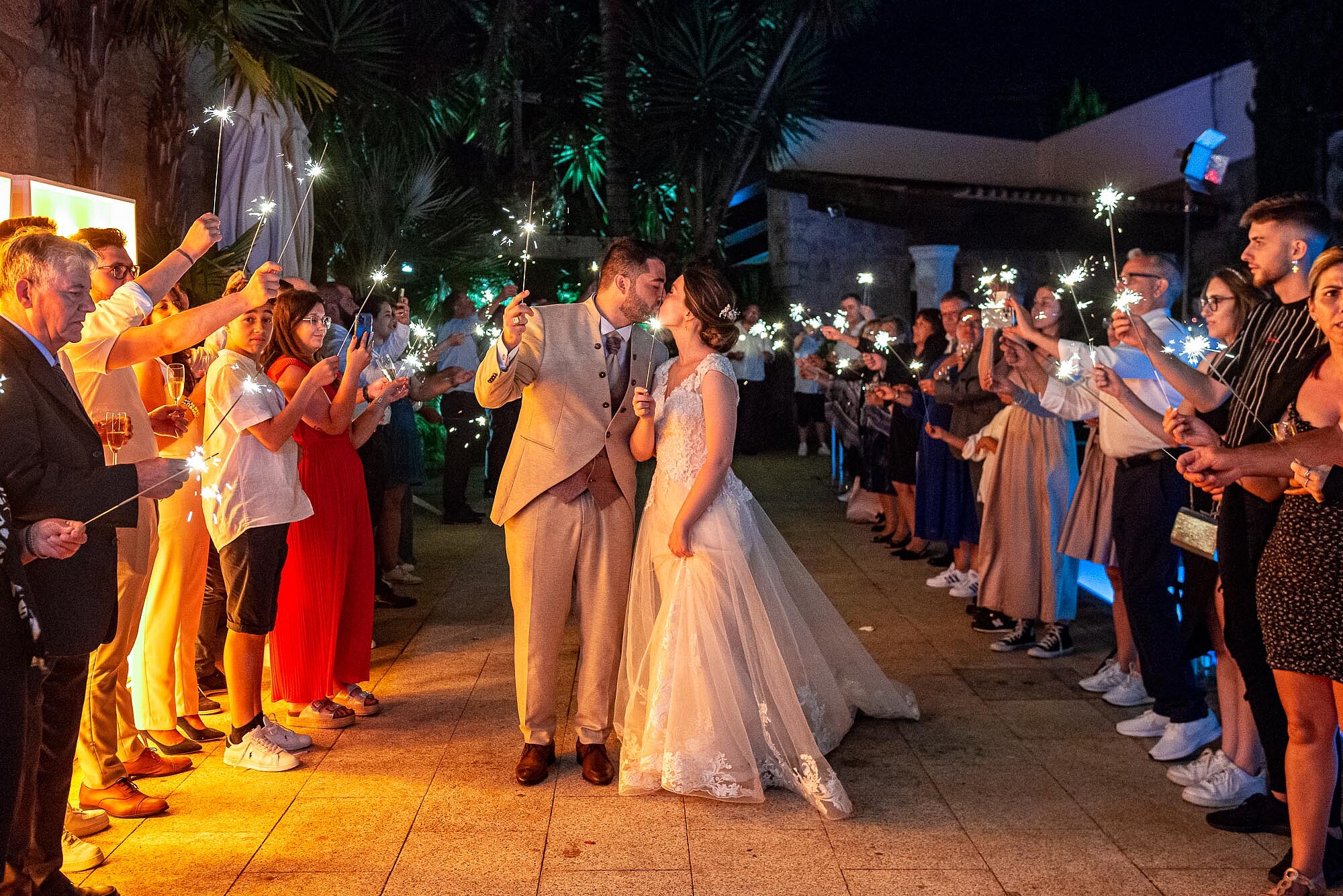 Casal a dar um beijo com os foguetes na mão
