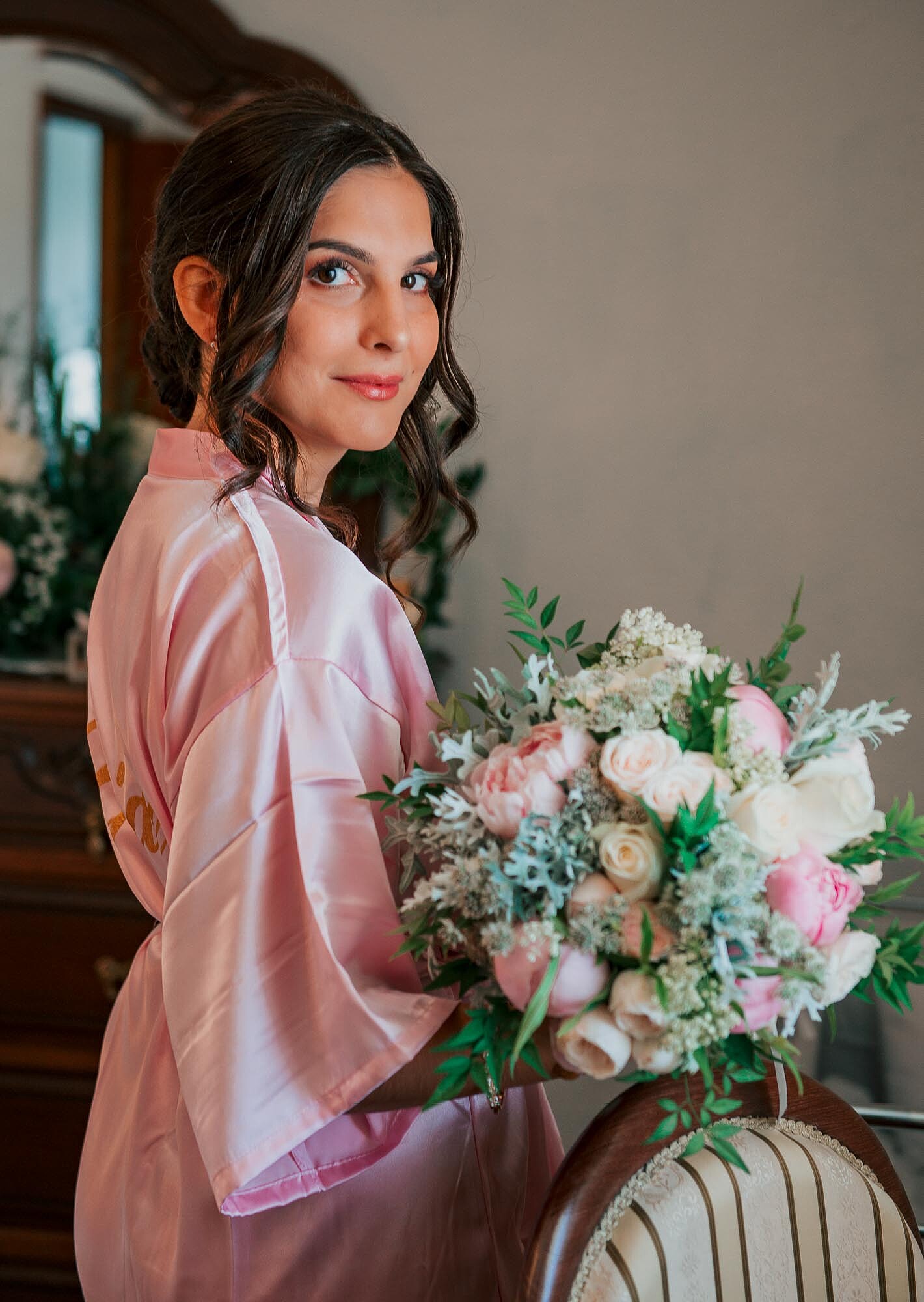 Noiva a segurar o buque enquanto olha para trás