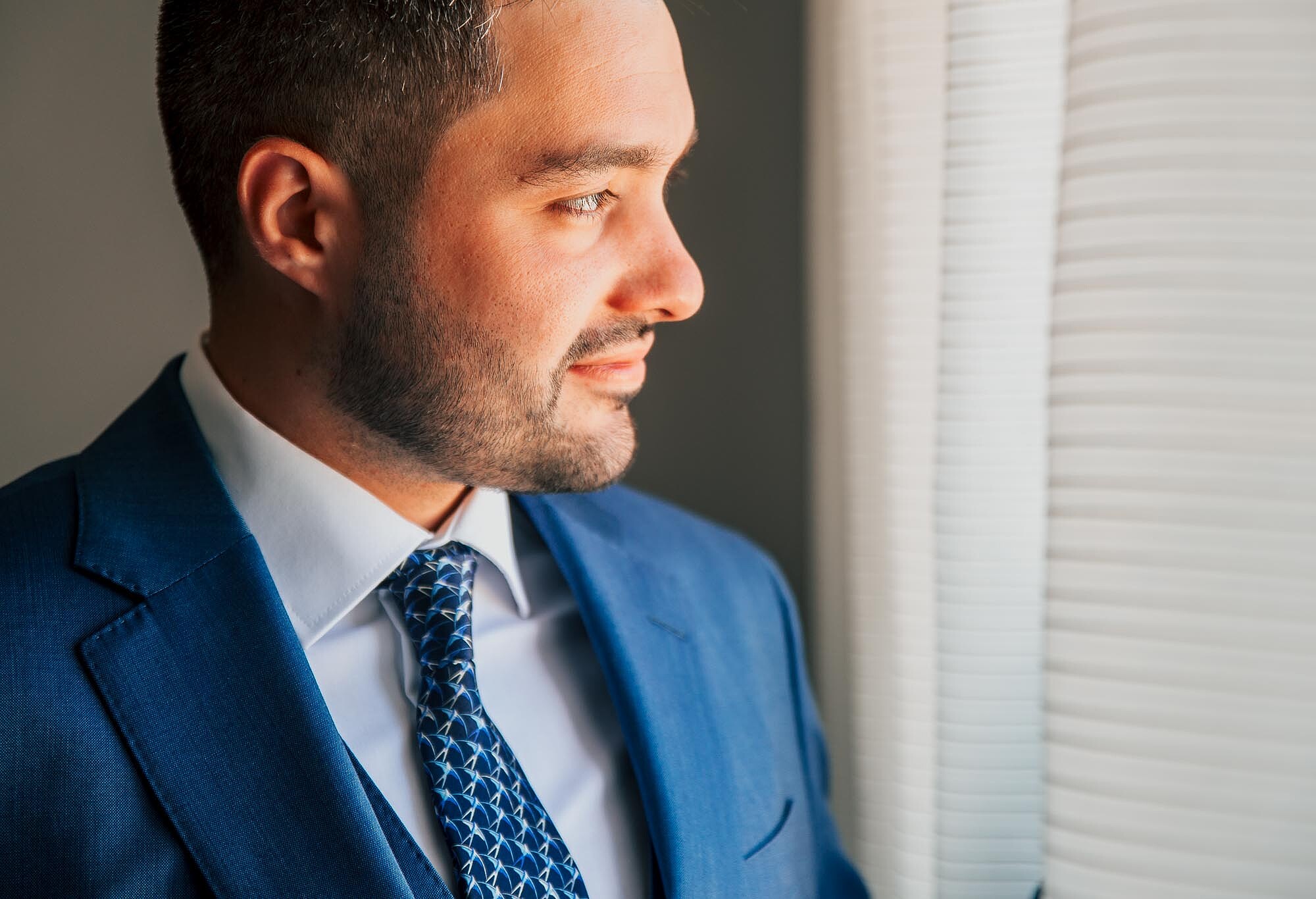 Noivo a olhar para a janela