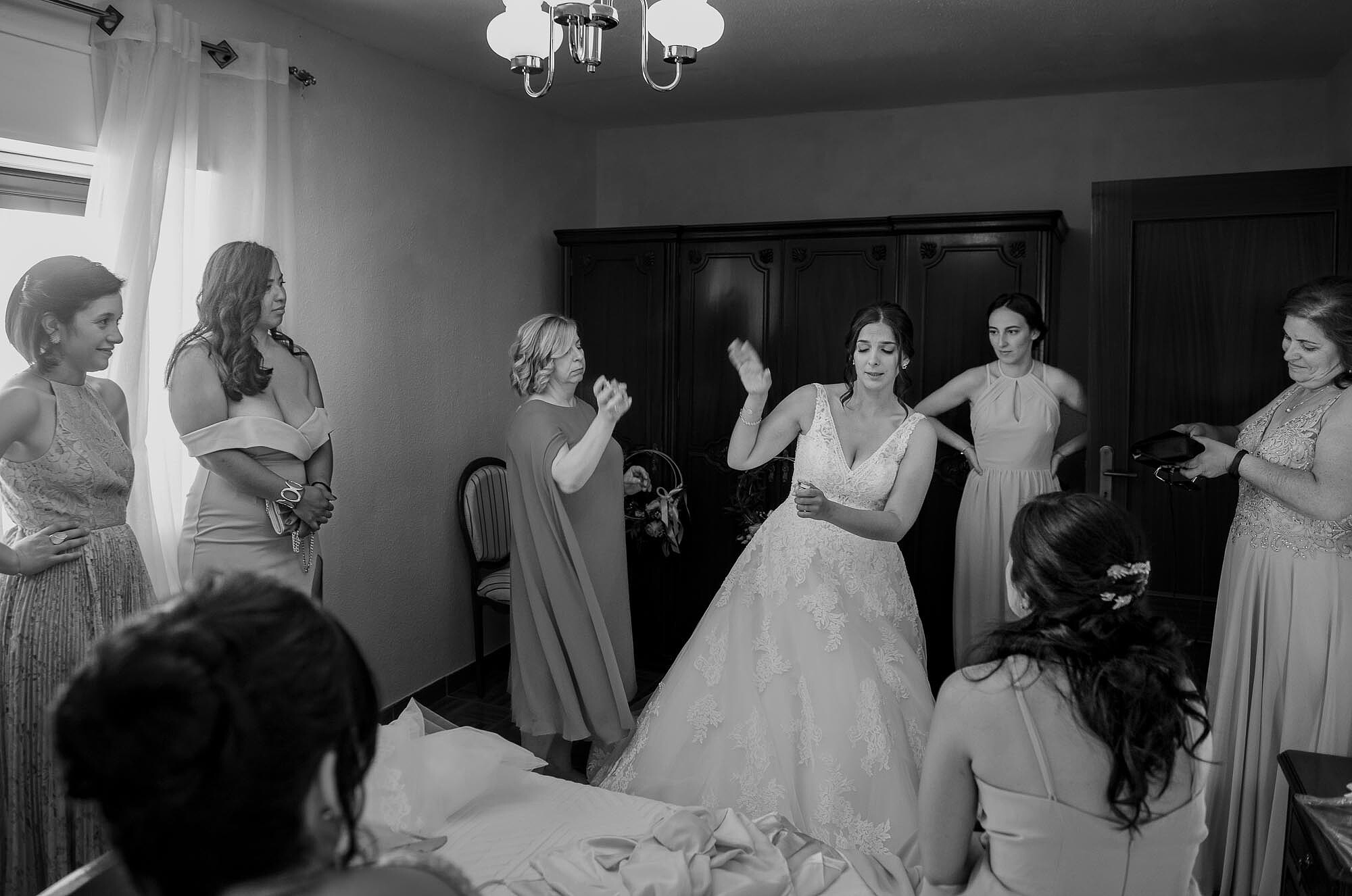 Mãe e Madrinhas a ajudarem a noiva