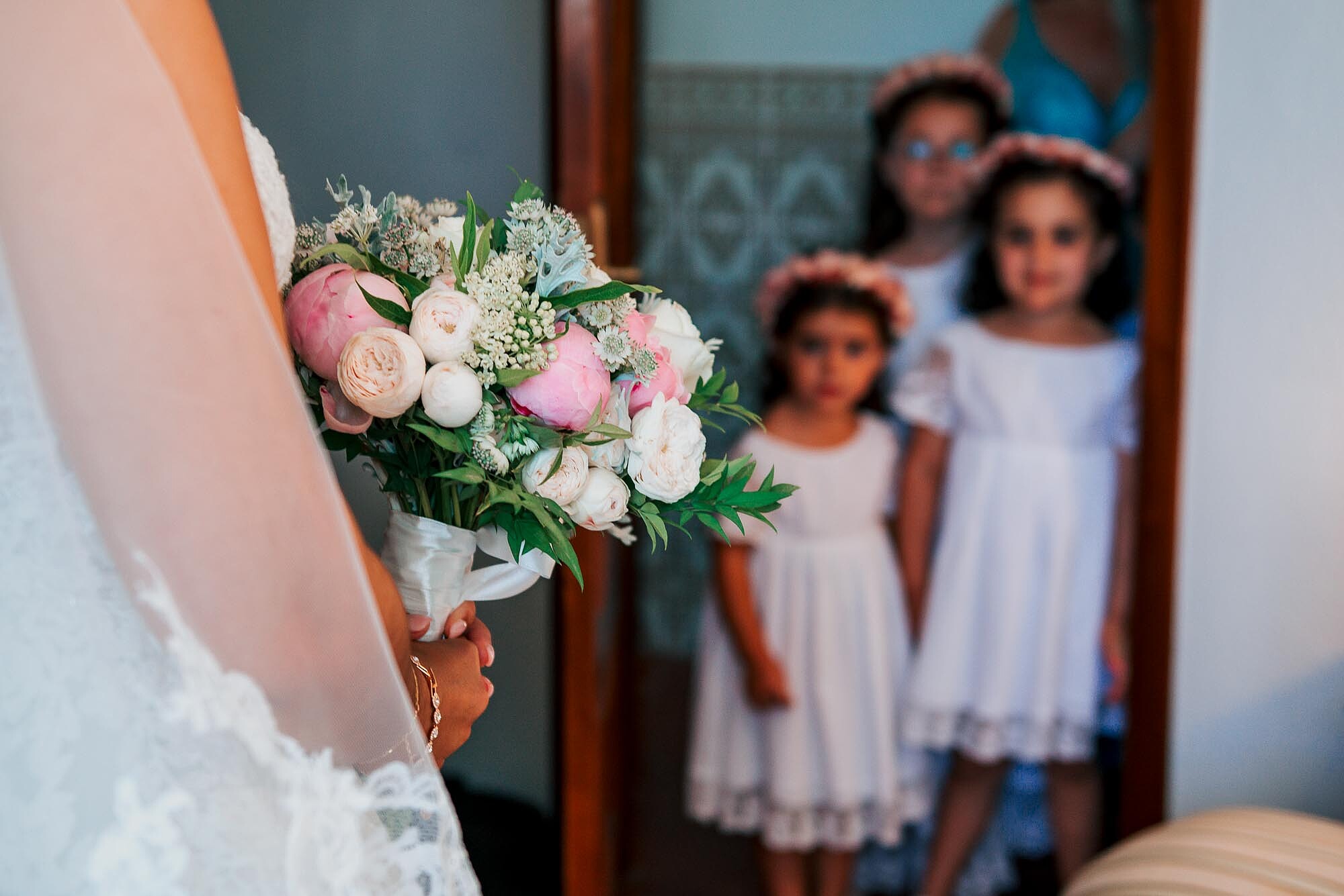 Noiva a mostrar o buque as daminhas de honra