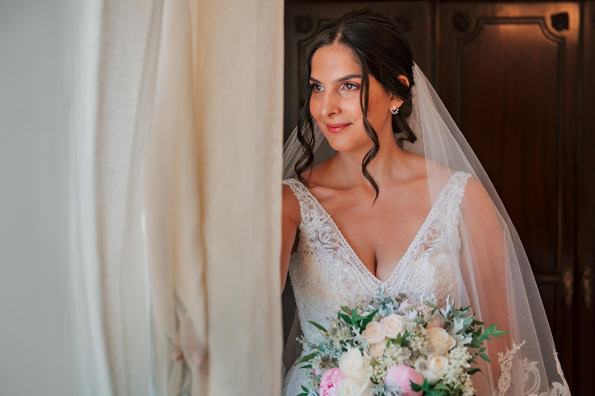 Noiva a olhar pela a janela