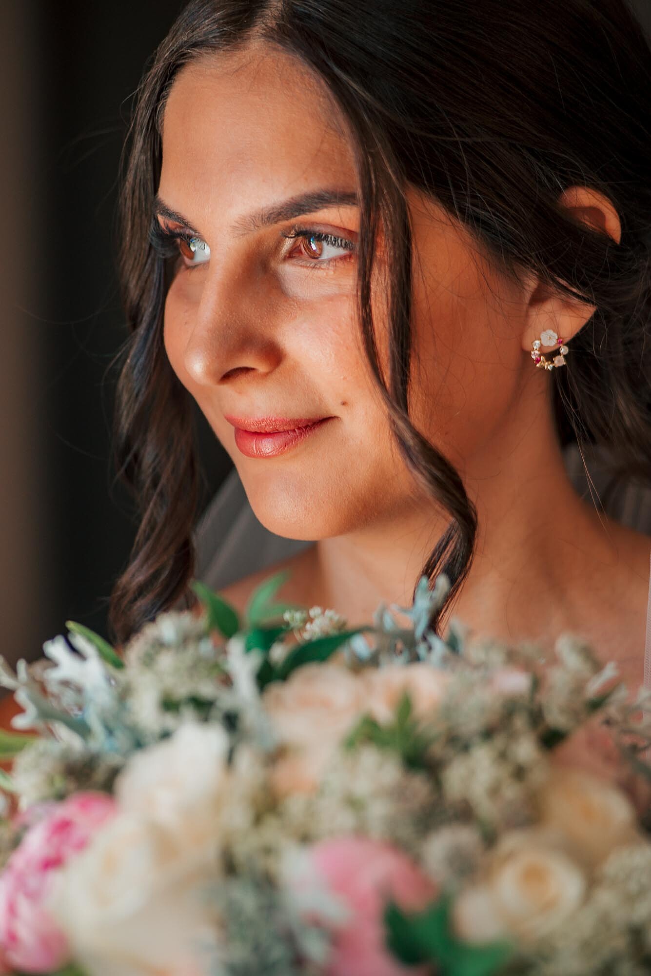 Close Up da Cara da noiva e do buque