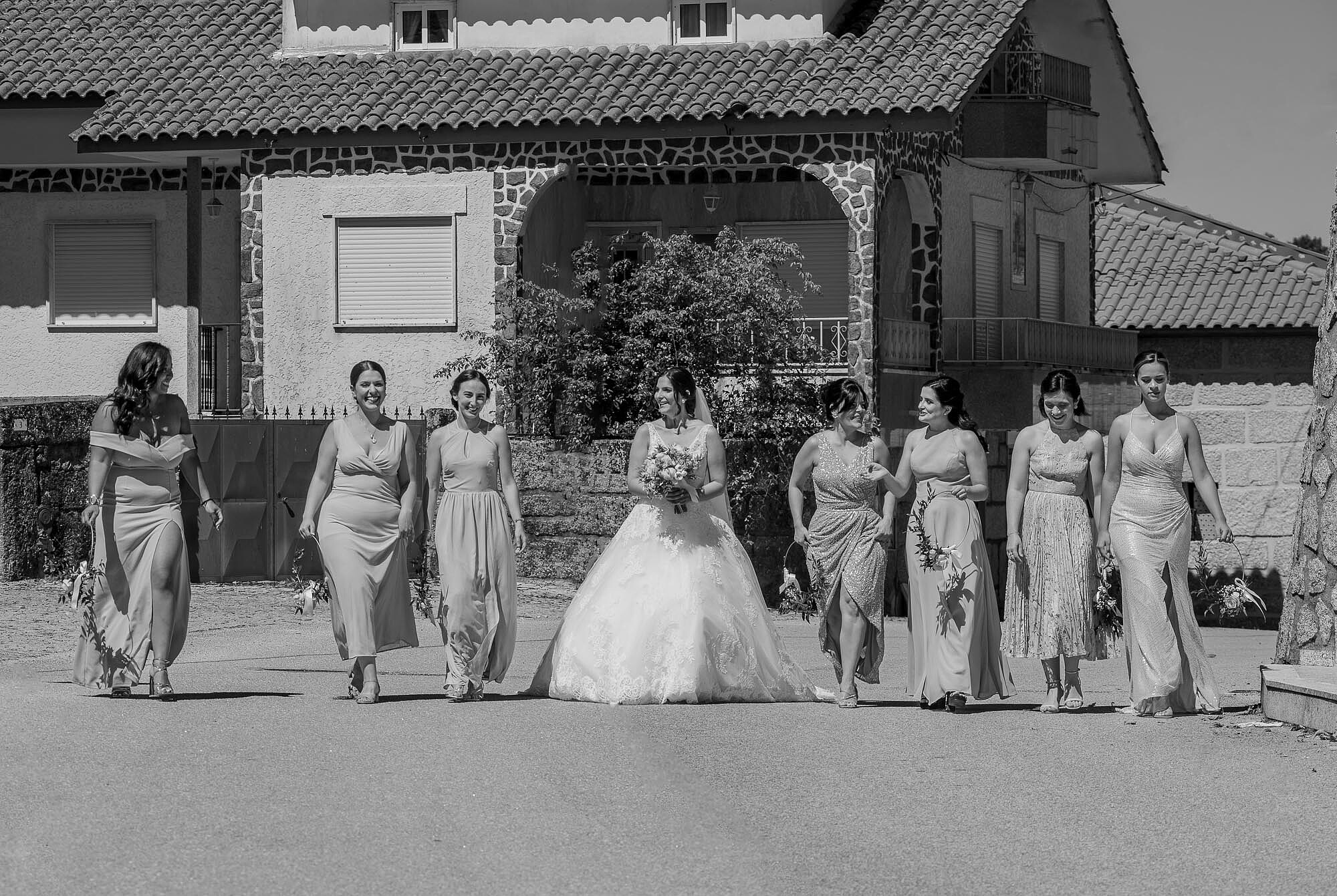 Noiva a caminhar com as madrinhas