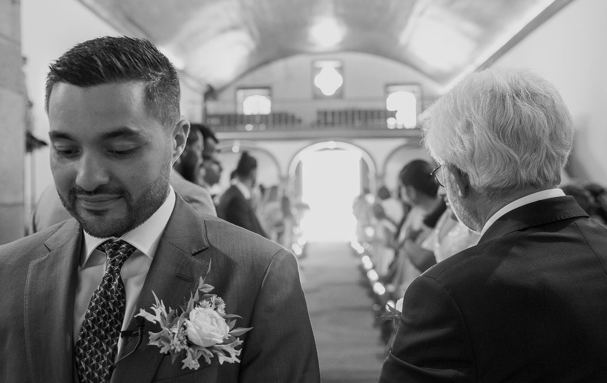 Noivo no altar a espera da Noiva