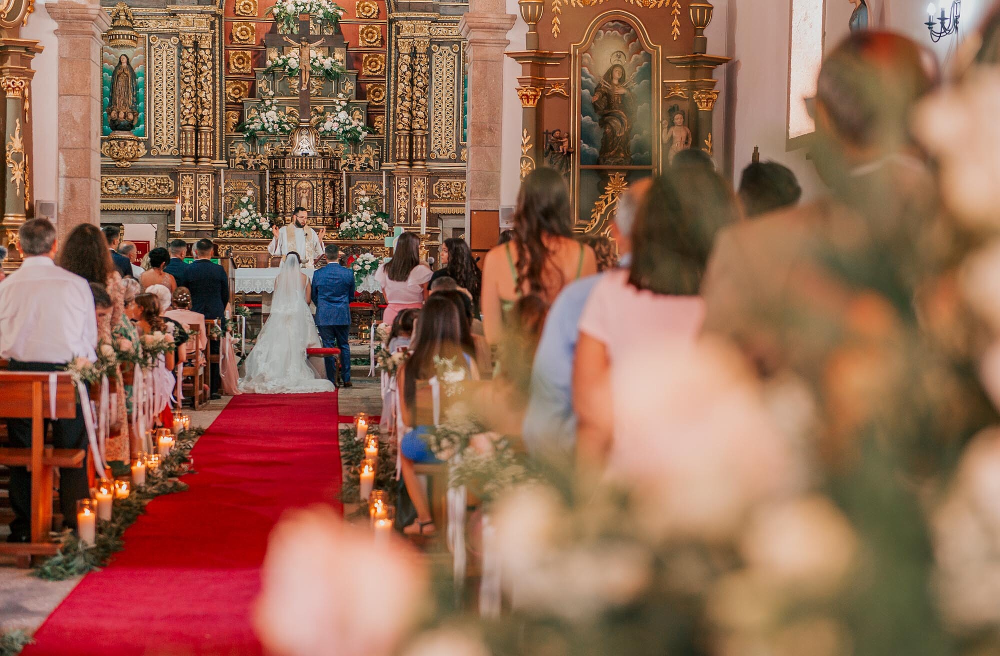 Convidados e casal na igreja