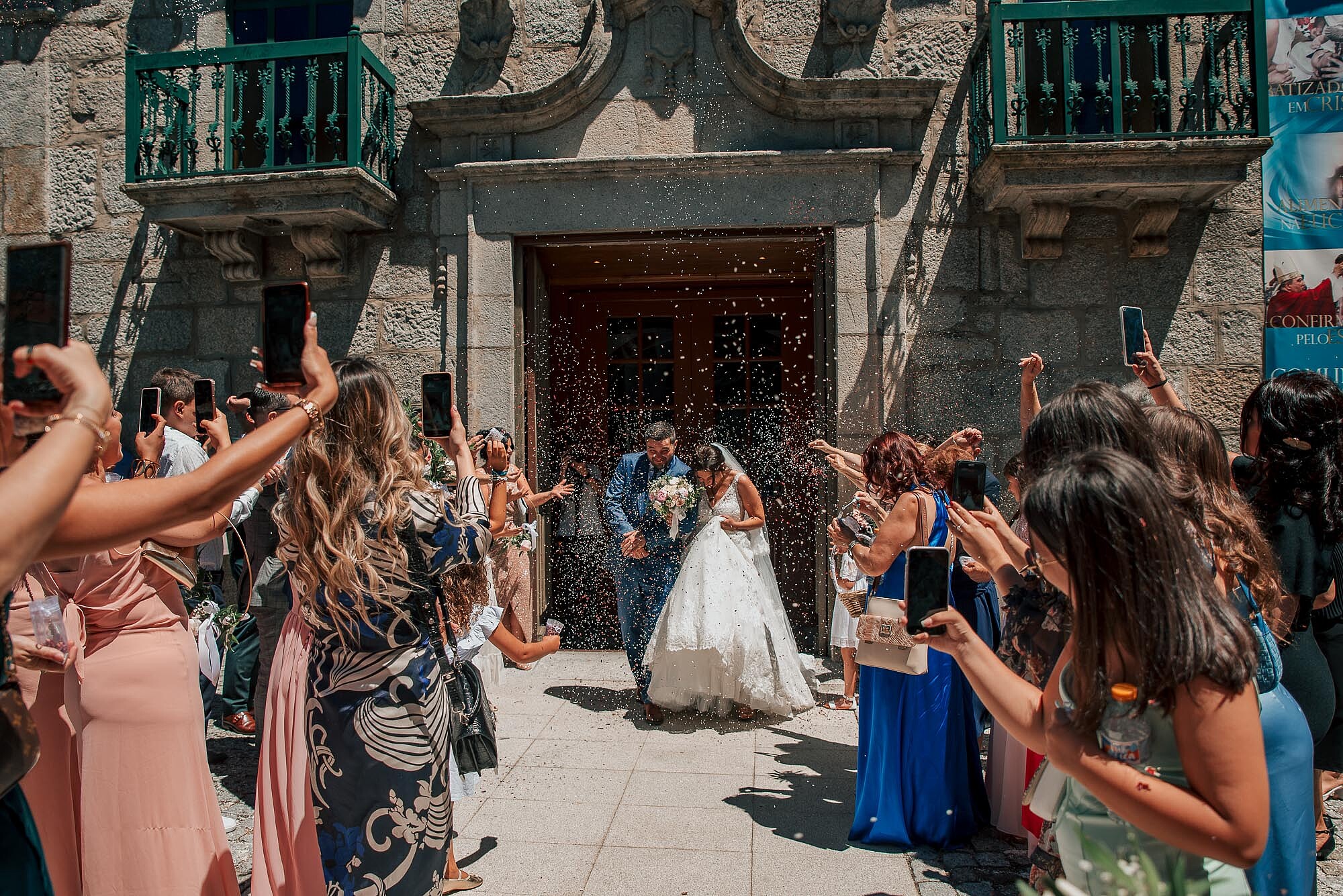 Casal a sair da Igreja
