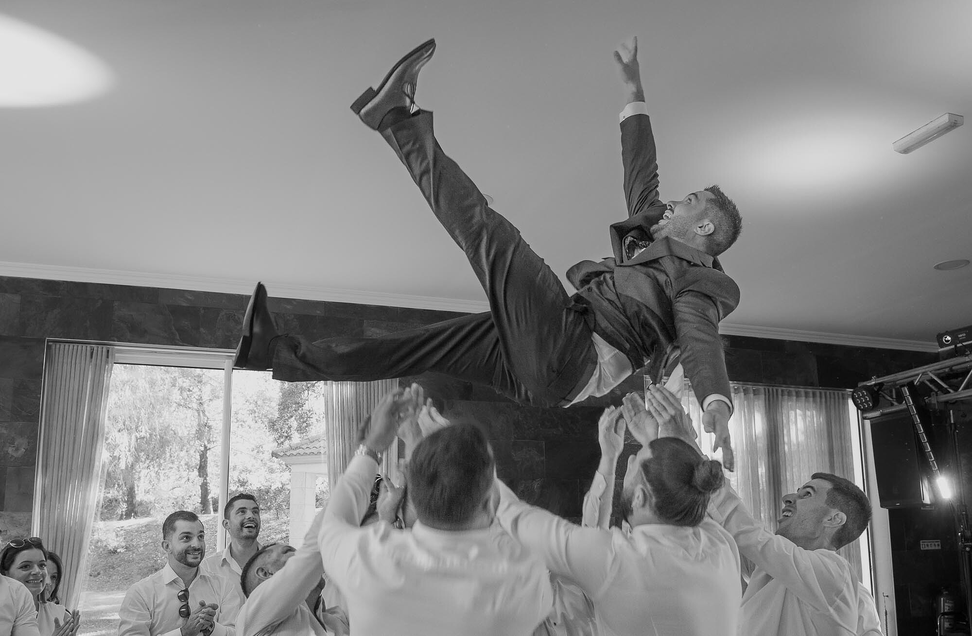 Padrinhos a atirarem o Noivo ao ar