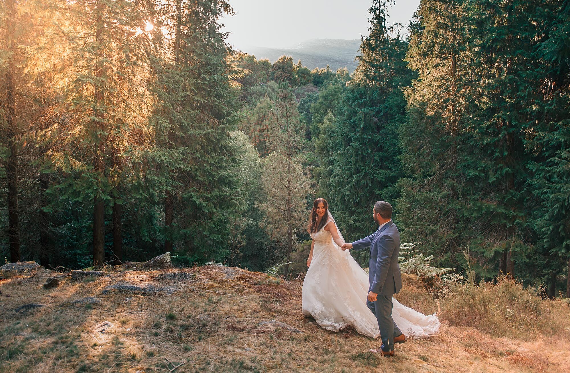 Casal a caminhar pela a montanha