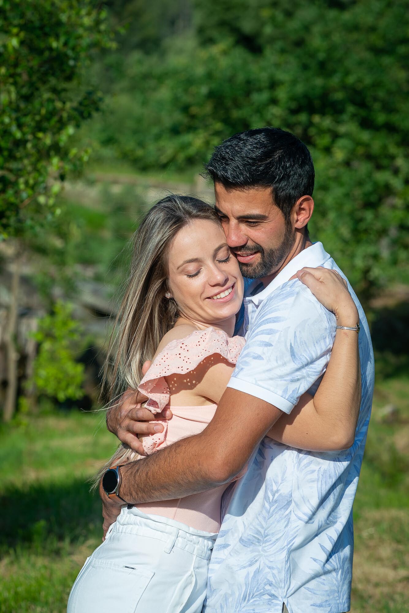 Casal a dar um abraço feliz