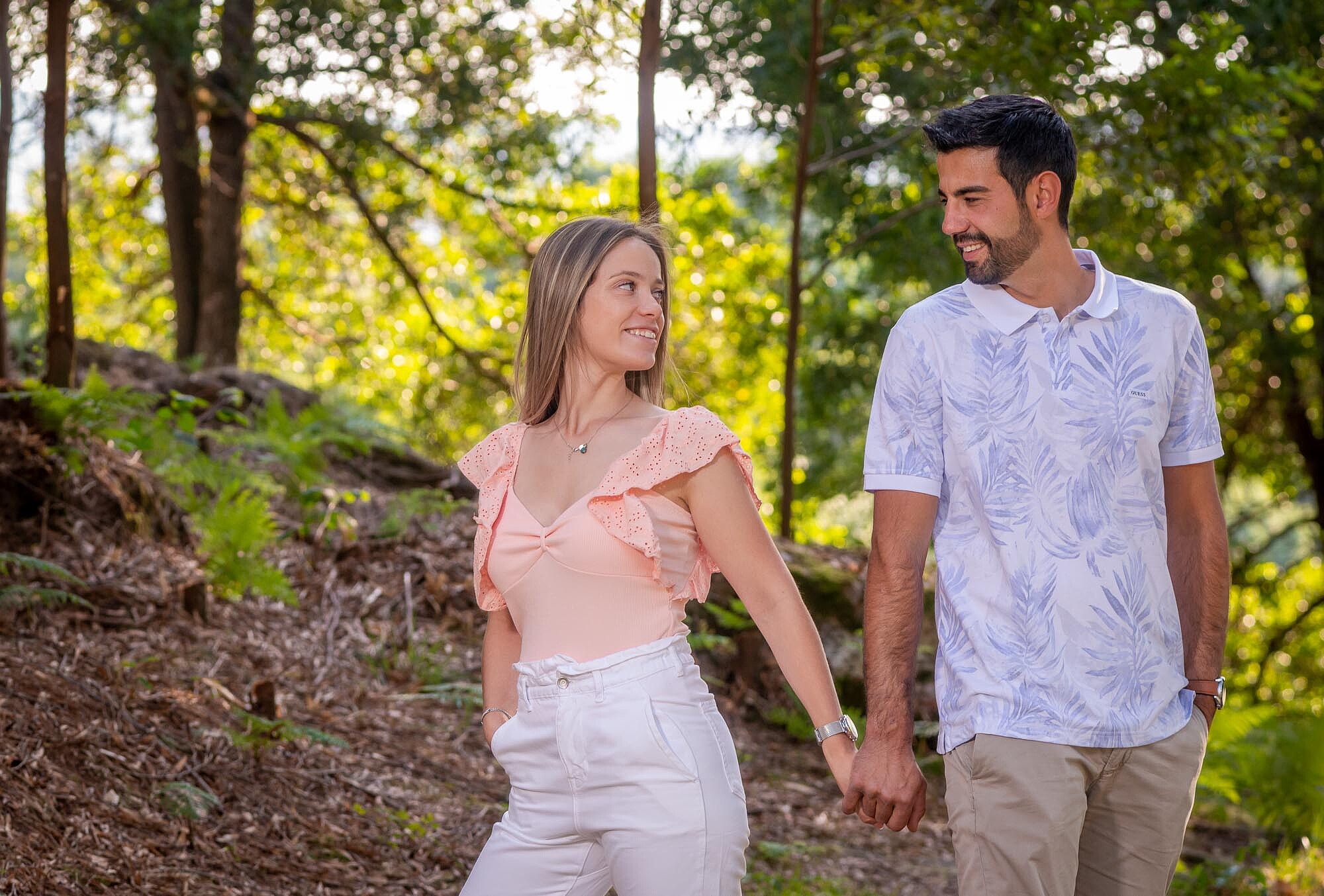 Casal a conversar enquanto caminha de mãos dadas