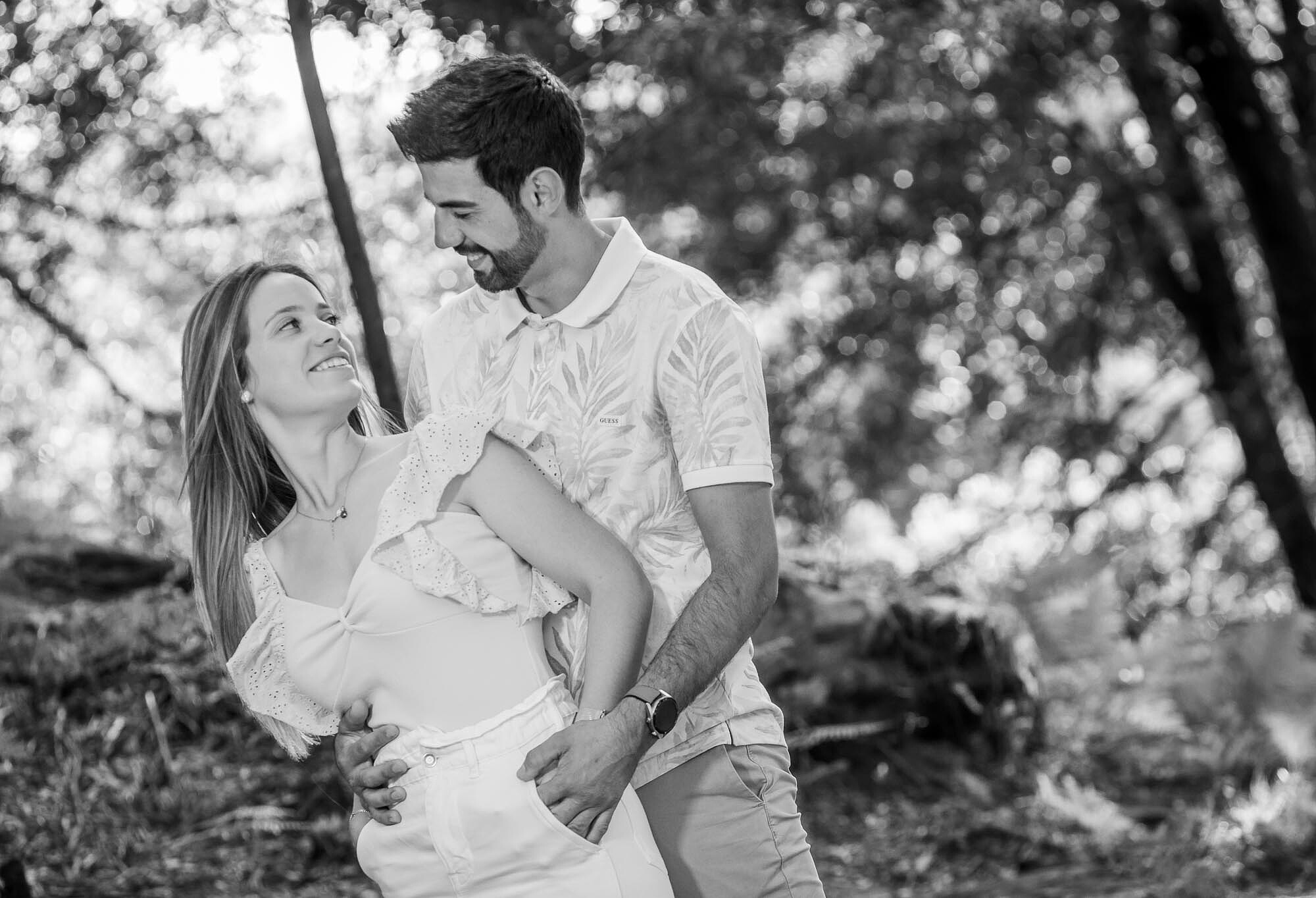 Homem a abraçar por trás a namorada