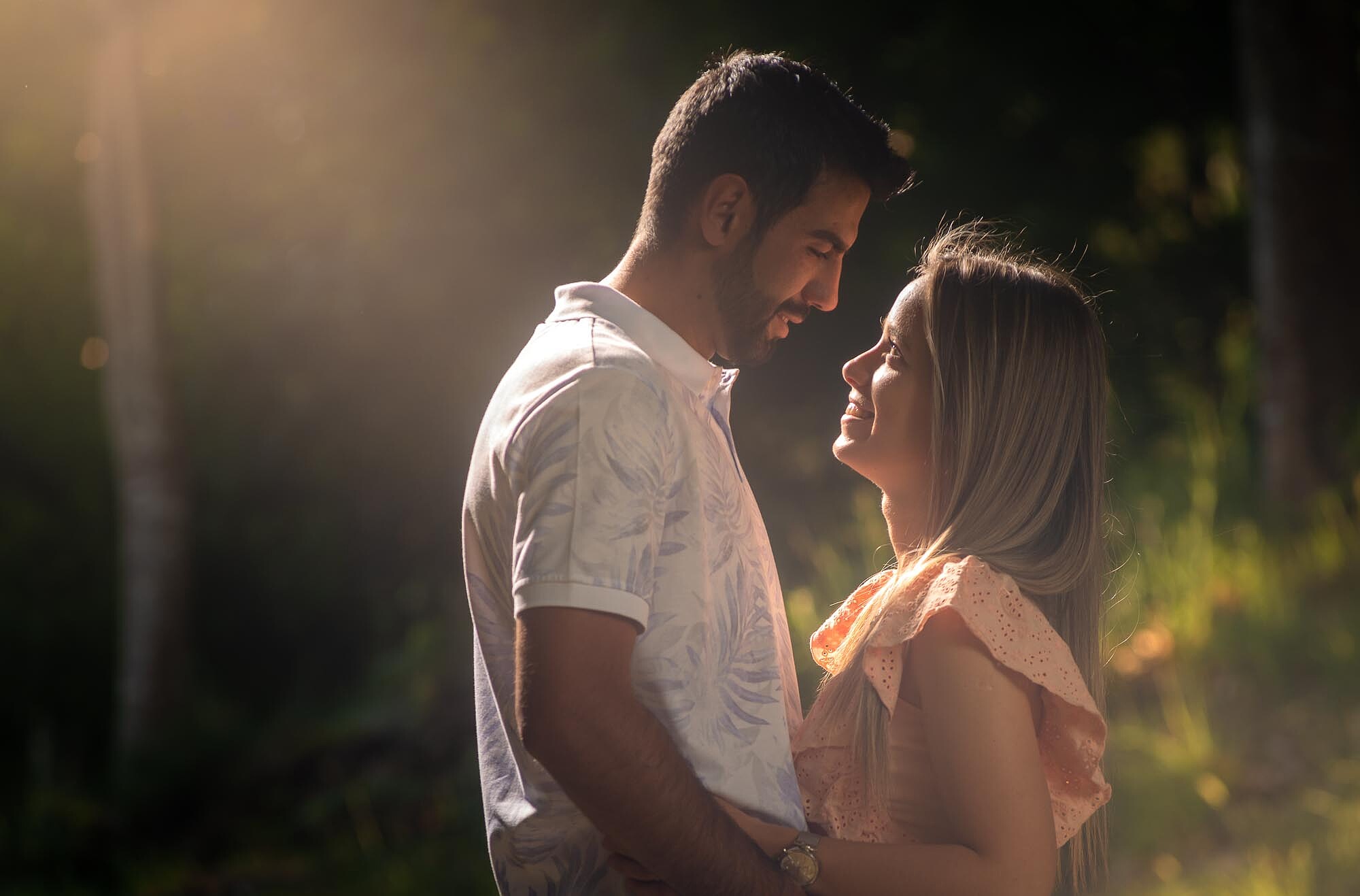 Casal a olhar um para o outro apaixonadamente 