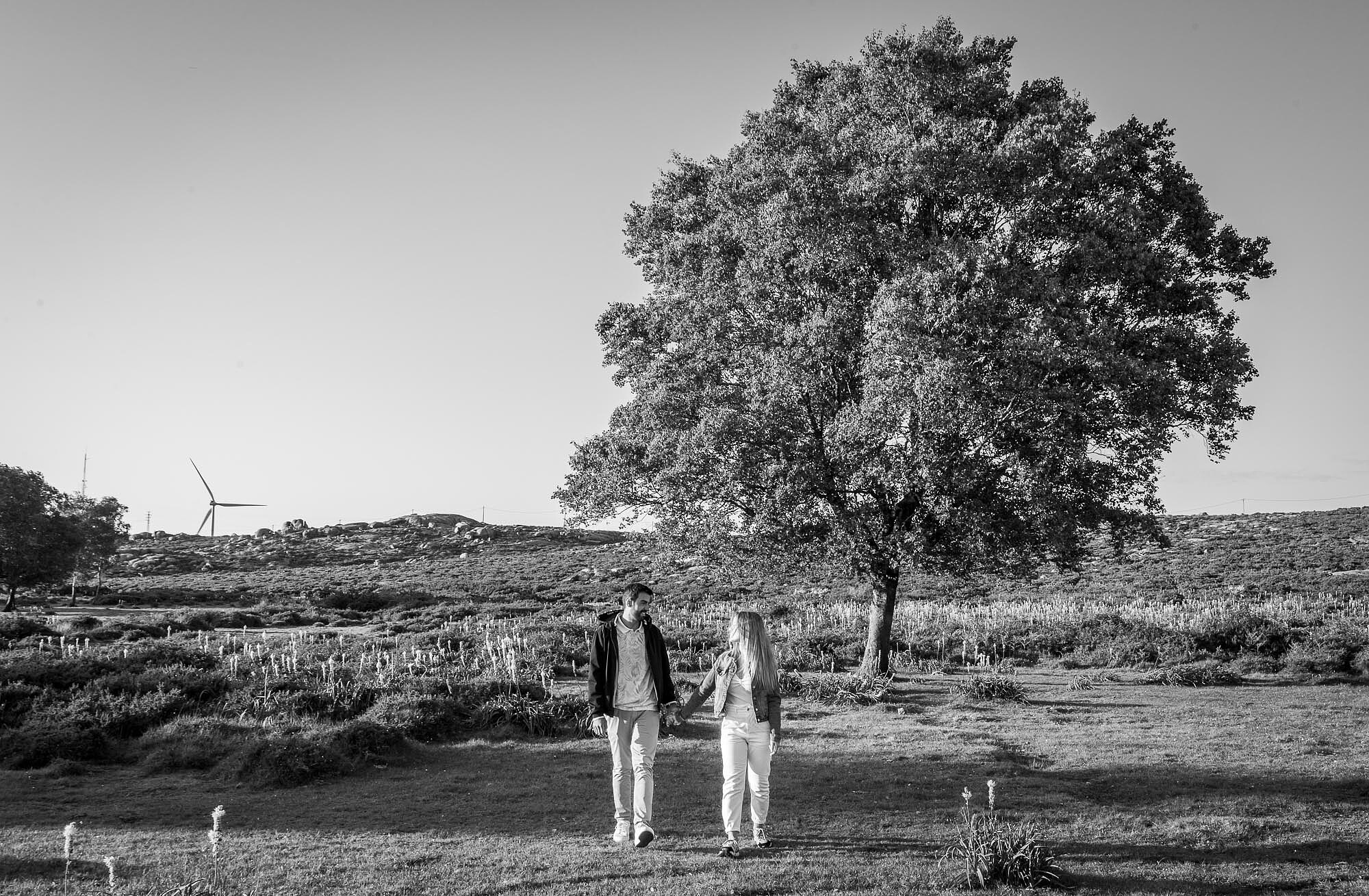 Casal a caminhar a beira do lago