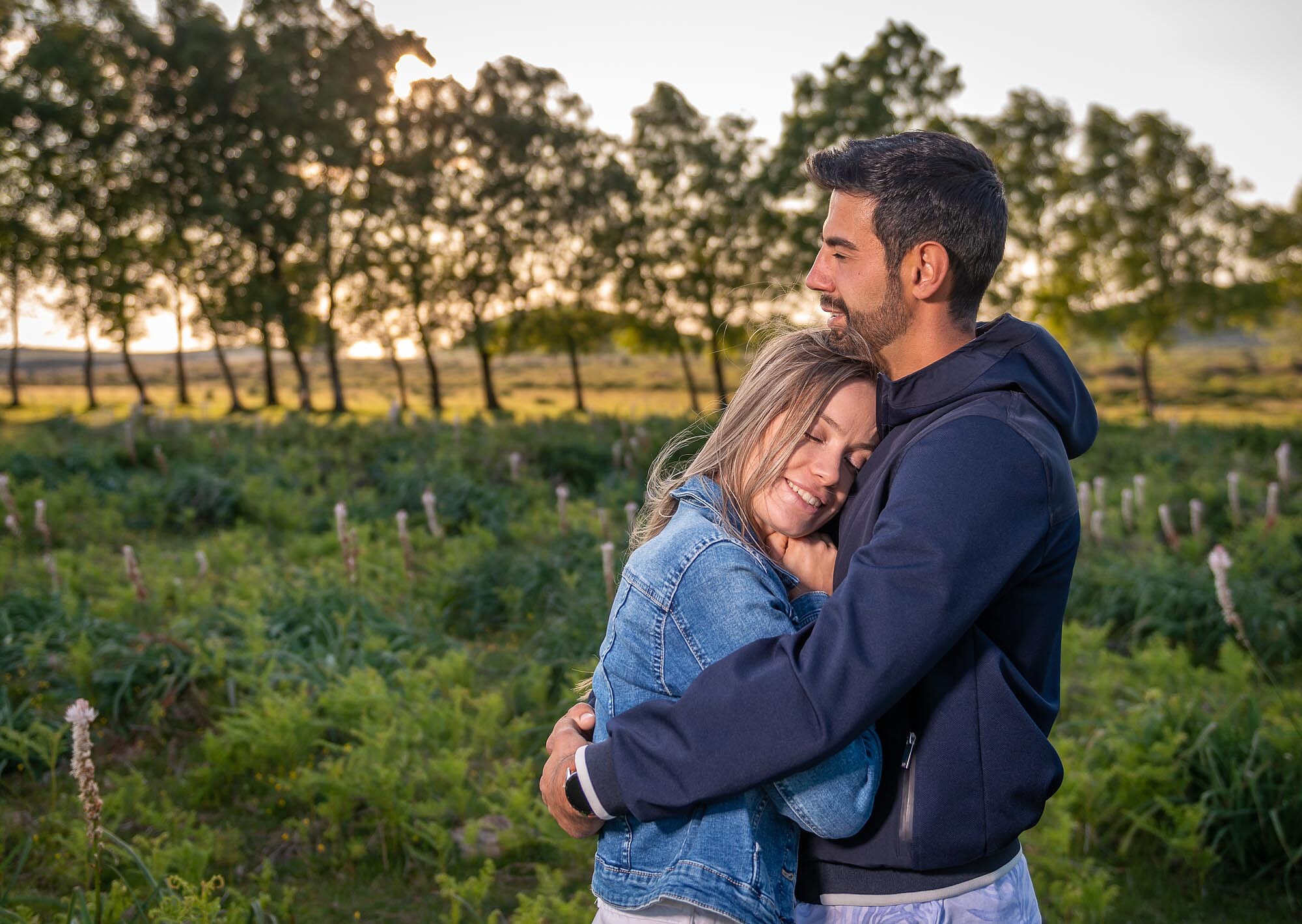 Homem a abraçar a namorada no jardim