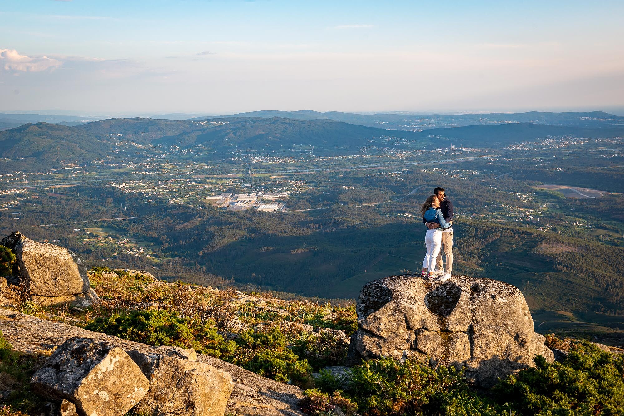 Casal em cima da pedra a dar um abraço