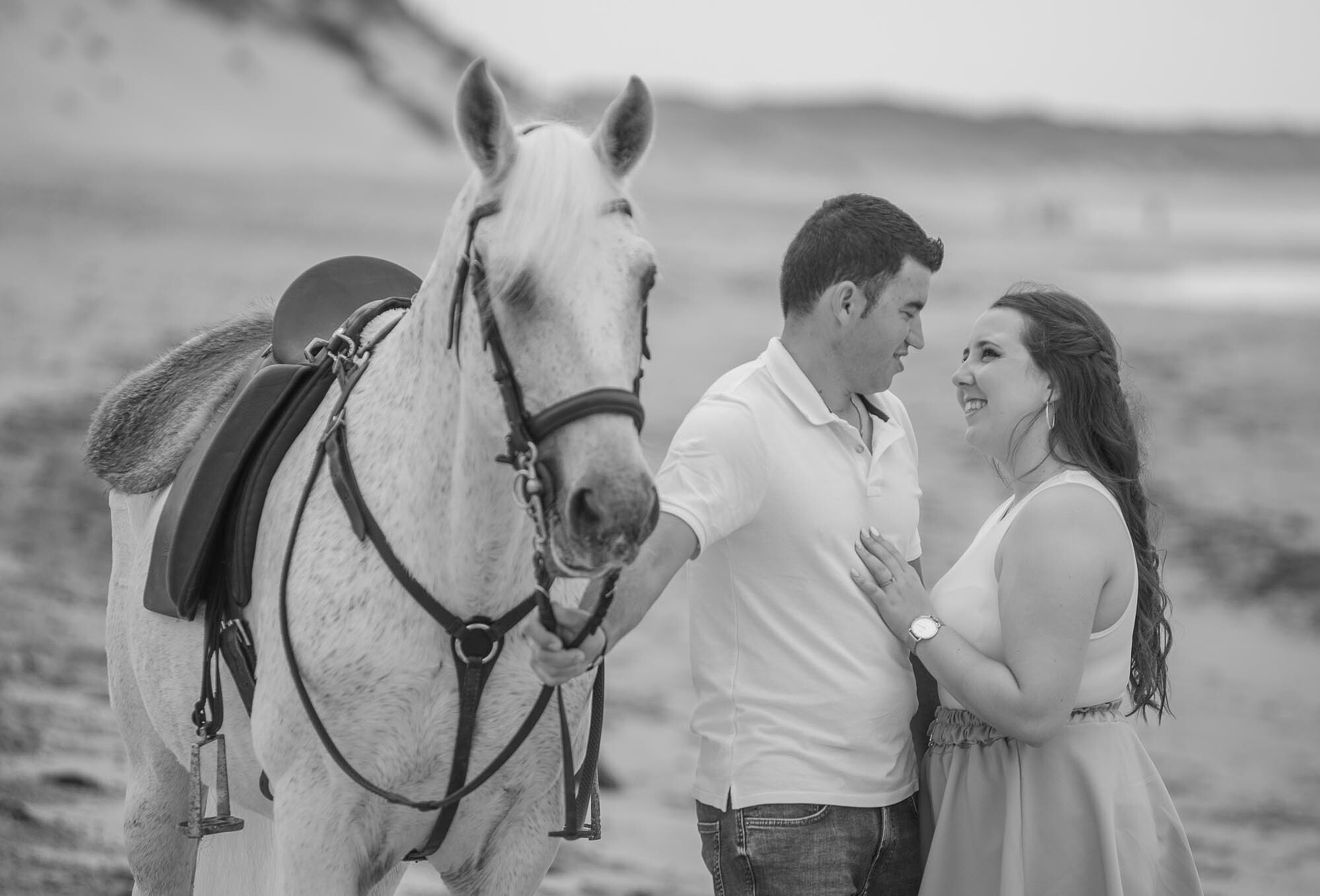 Casal a olhar um para o outro apaixonadamente na praia
