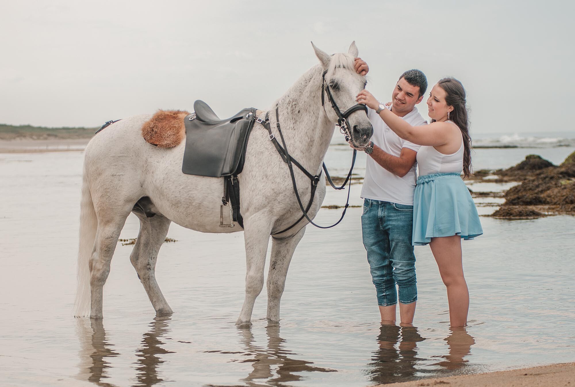 Casal a fazer carinho no cavalo